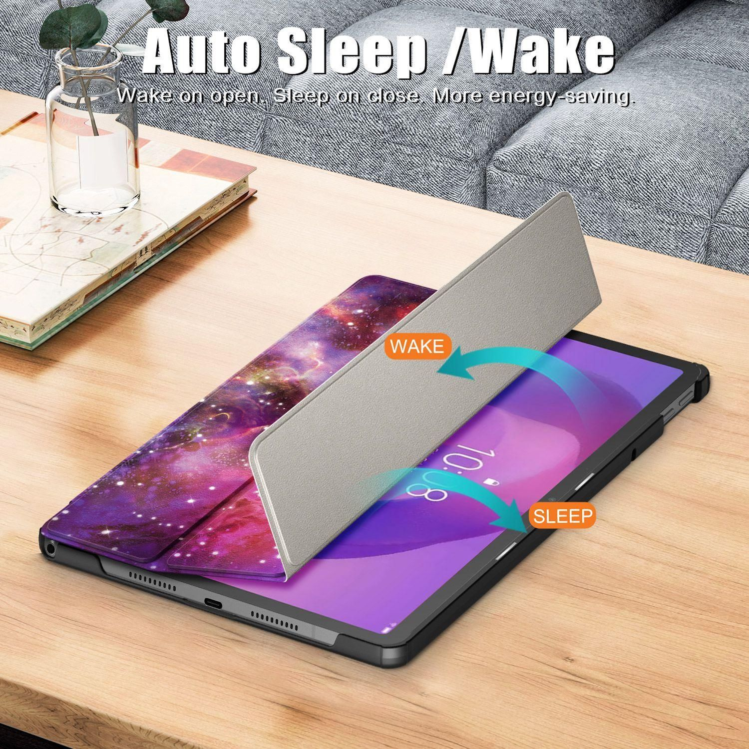 Tablet mit Galaxiemuster-Hülle auf einem Holztisch. Die Hülle ist geöffnet und zeigt den Bildschirm. Text: Auto Sleep/Wake.