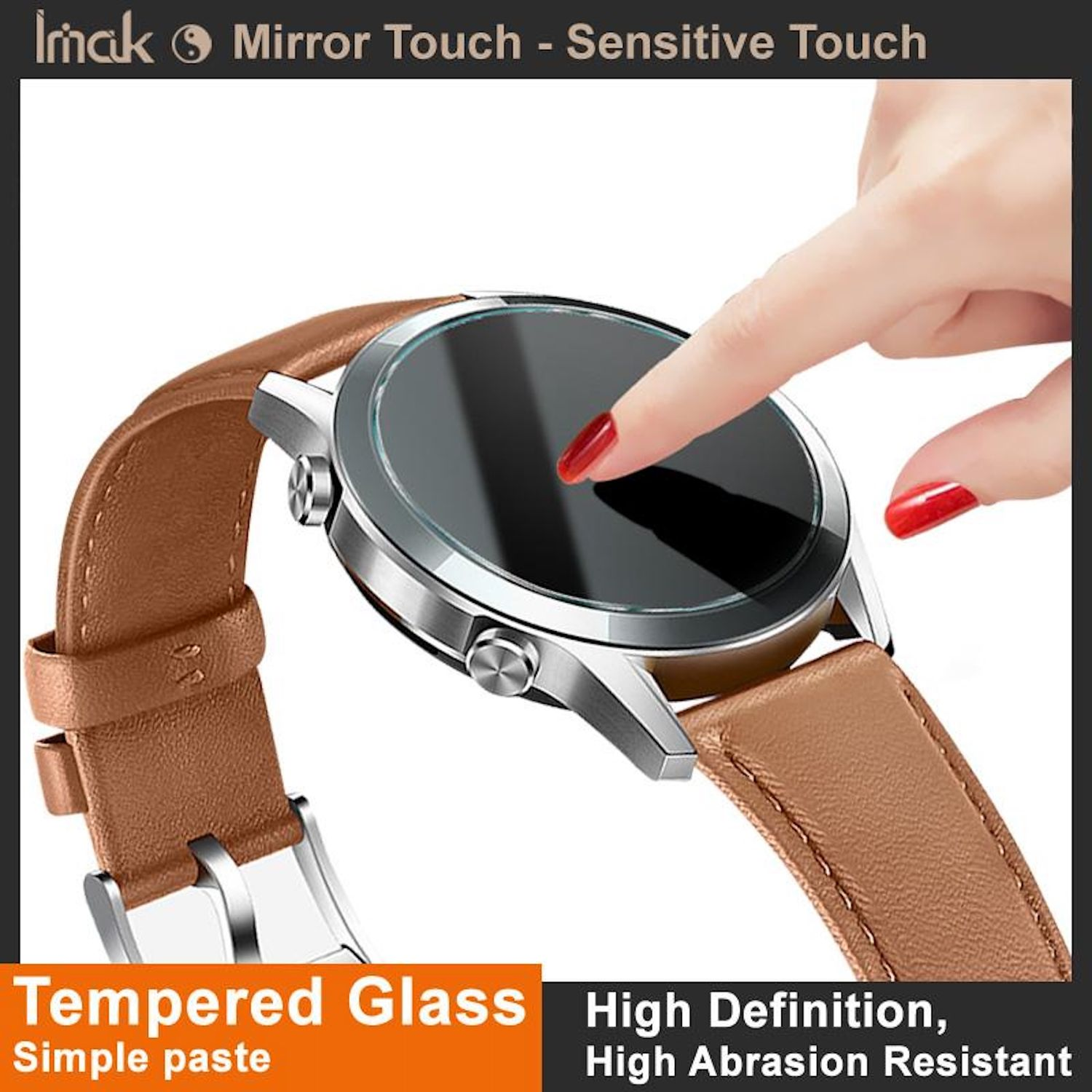 Un dito tocca lo schermo di uno smartwatch. L'orologio ha un cinturino in pelle marrone. Testo: Vetro temperato, alta definizione e altre caratteristiche.