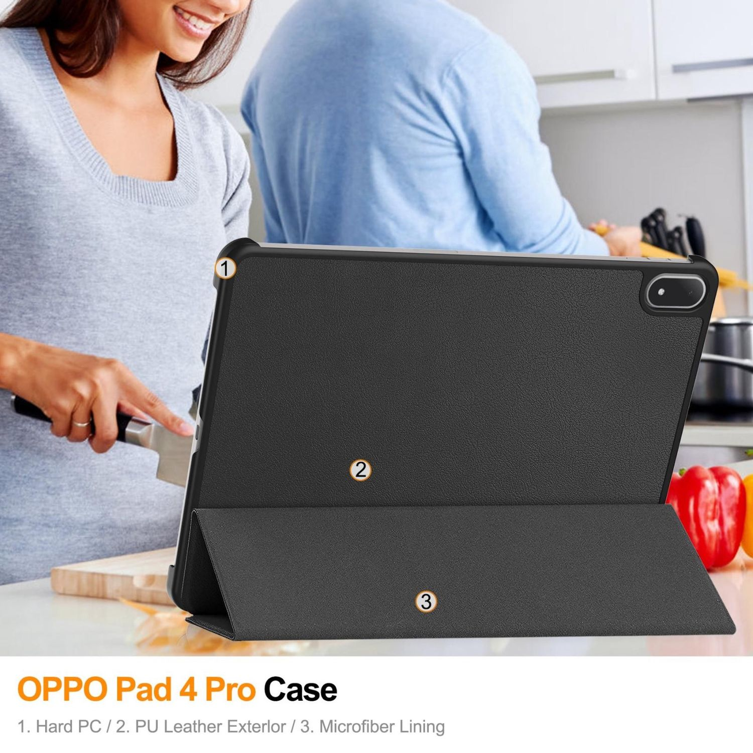 Se muestra una funda negra para tableta. Una mujer sostiene un cuchillo y un hombre está al fondo. La funda está etiquetada OPPO Pad 4 Pro Case.
