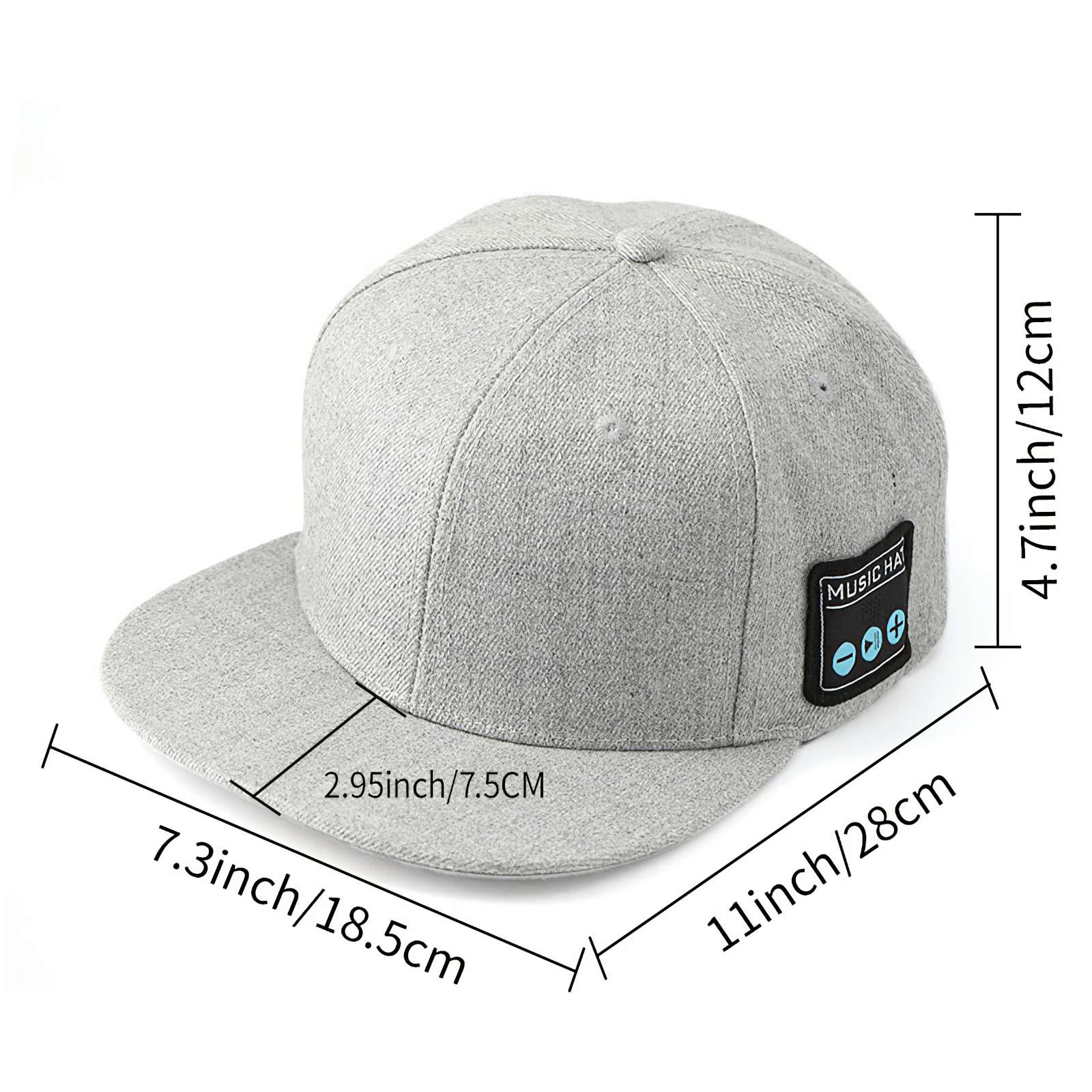 Eine graue Baseballkappe mit einem Musiklogo. Abmessungen sind angegeben. Die Kappe hat einen gebogenen Schirm und einen Knopf oben.