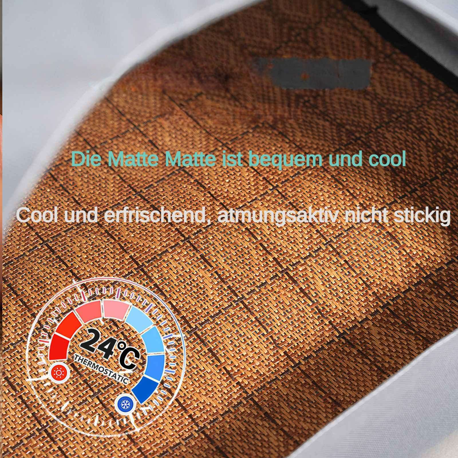 Eine braune gewebte Matte mit Text und einem Temperaturmessgerät, das 24 Grad Celsius anzeigt. Die Matte ist mit 'kühl und erfrischend' beschriftet.