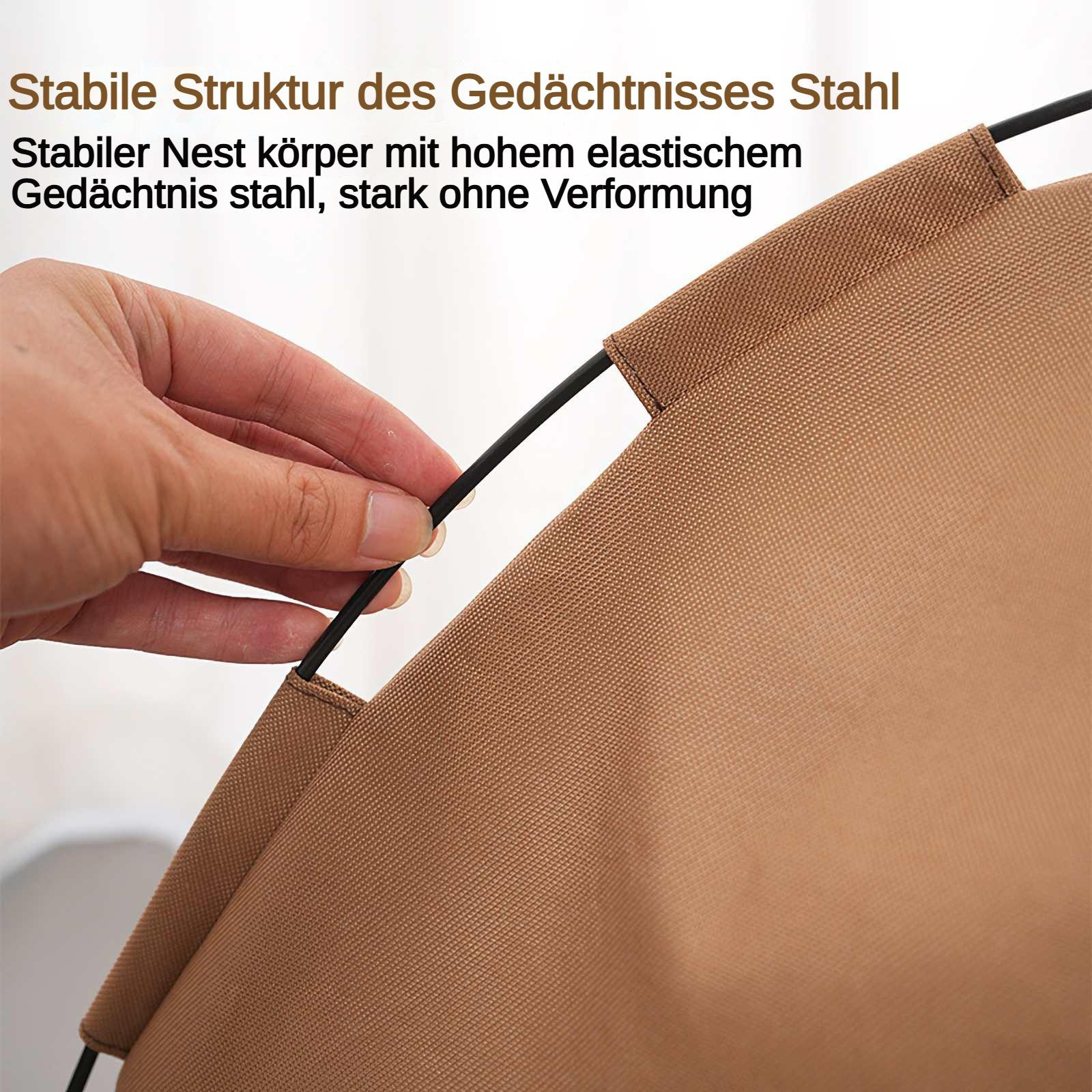 Eine Hand berührt einen schwarzen Stab, der an einem beigen Stoff befestigt ist. Der Stoff bildet eine gekrümmte Form.