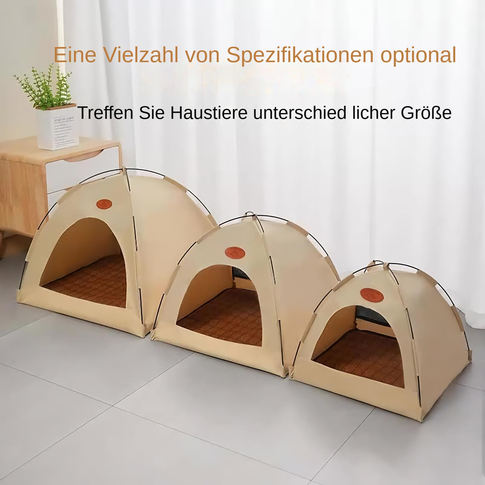 Drei beige Haustierzelt in verschiedenen Größen werden gezeigt. Sie haben braune Matten und sind vor neutralem Hintergrund.