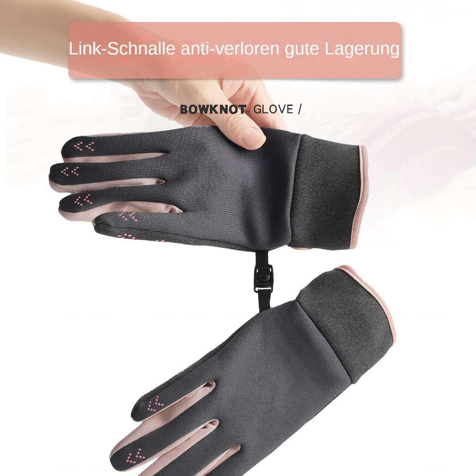 Zwei Handschuhe. Grau außen, rosa innen. Verbunden durch einen Riemen. Hand, die einen Handschuh hält.