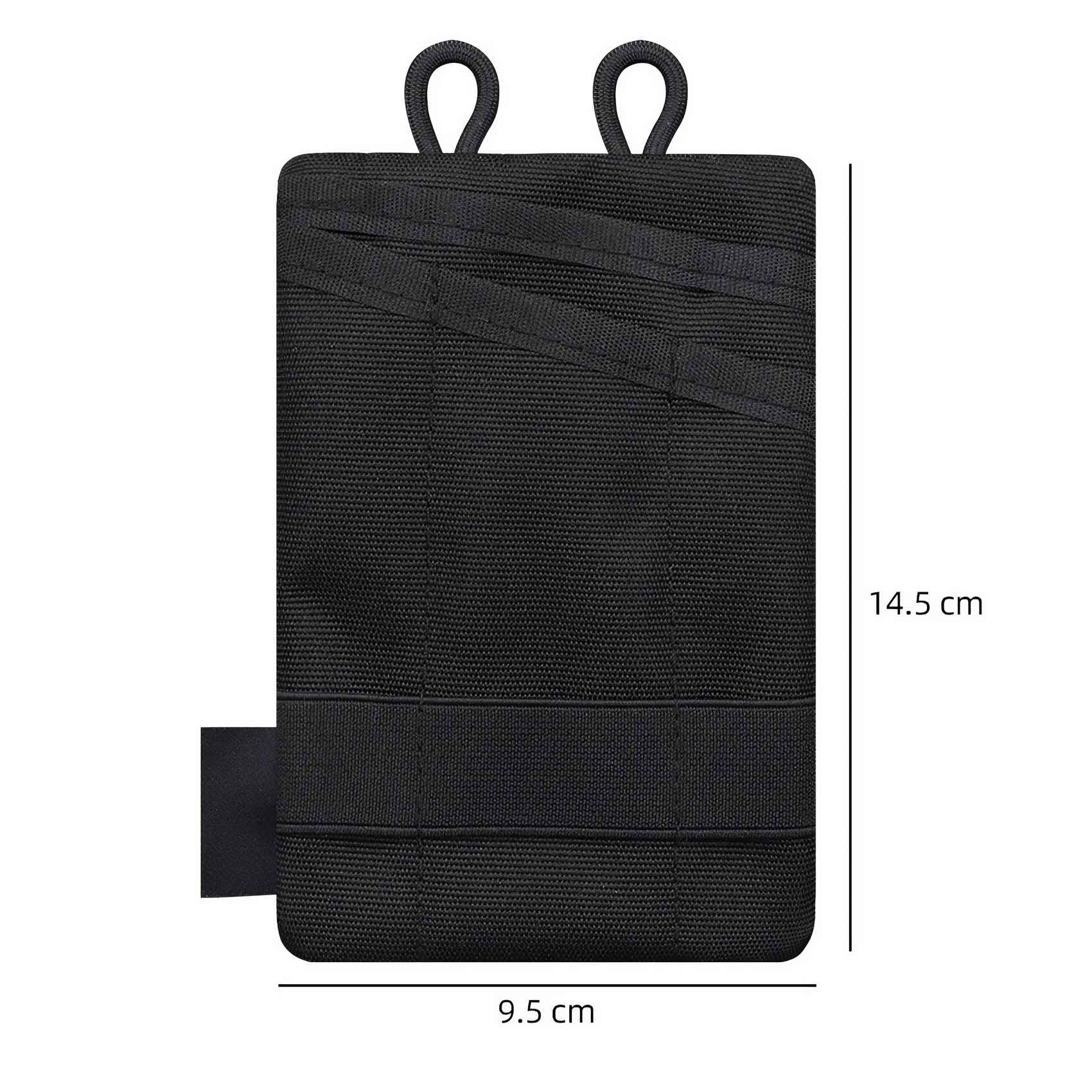 Eine schwarze rechteckige Tasche mit zwei Schlaufen oben und einer kleinen Klappe unten links. Abmessungen sind angegeben.