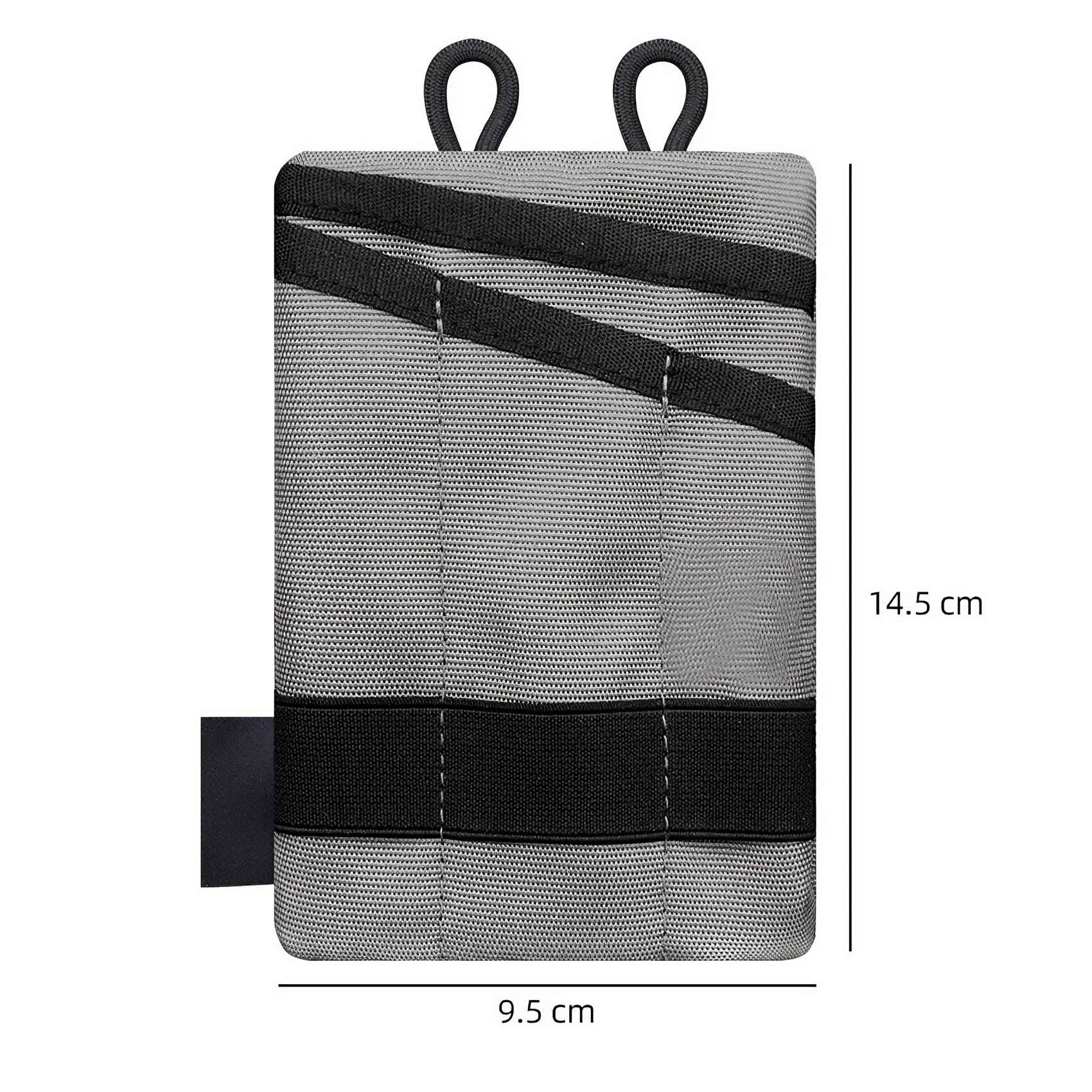 Graue rechteckige Geldbörse mit schwarzen Riemen und zwei schwarzen Schlaufen. Abmessungen sind 9,5 x 14,5 cm. Ein kleines schwarzes Quadrat ist befestigt.