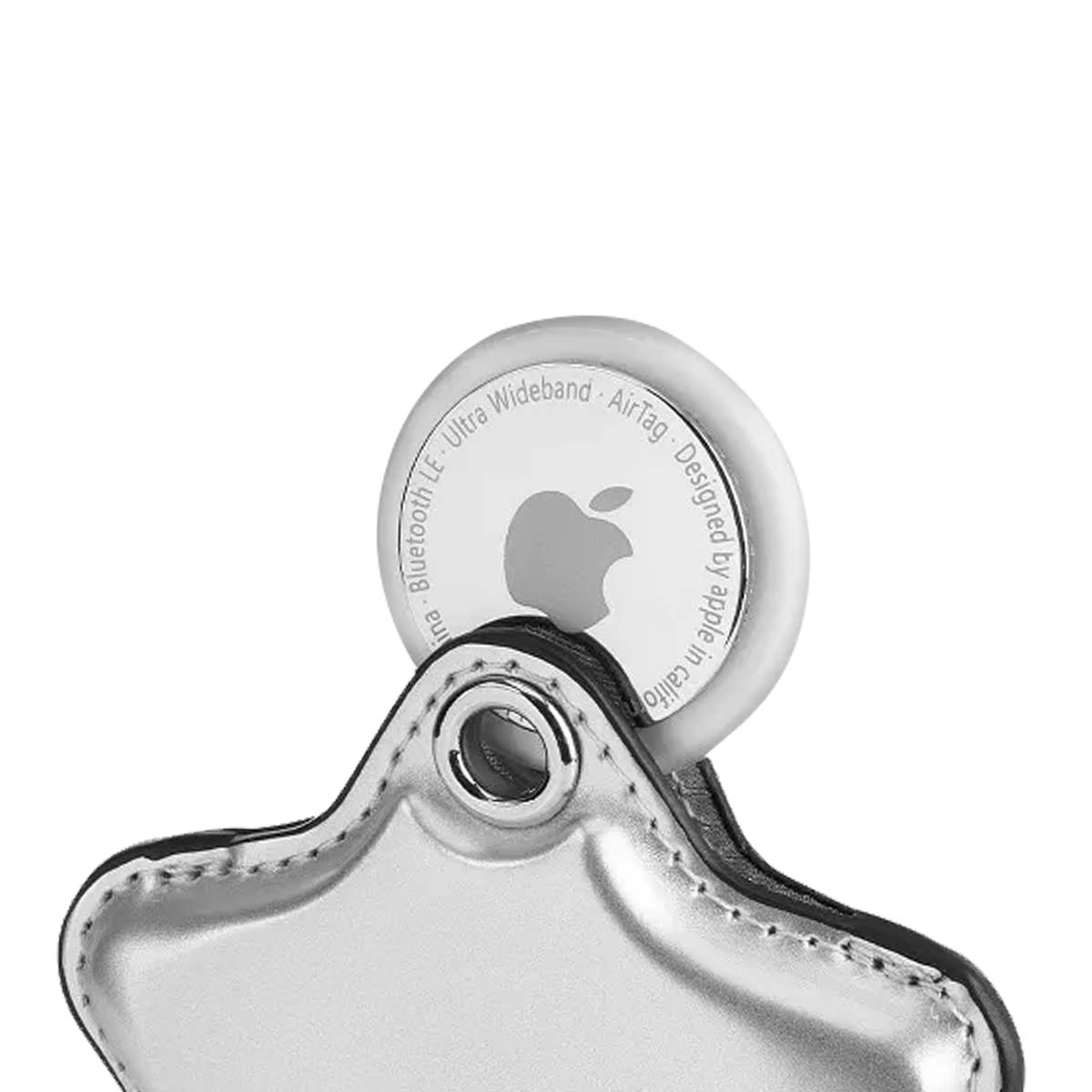 Ein Apple AirTag in einem metallisch-silbernen Gehäuse. Der AirTag ist weiß mit dem Apple-Logo. Das Gehäuse ist glänzend und hat eine Naht.
