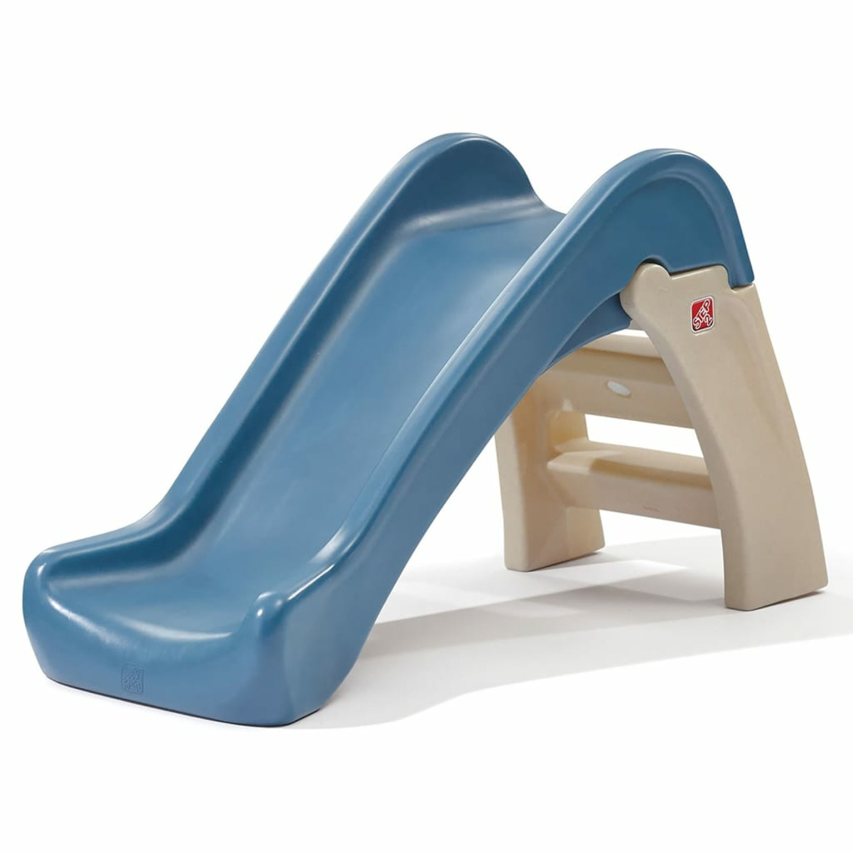 Eine blaue Kunststoffrutsche mit beigefarbener Stützstruktur. Die Rutsche steht vor weißem Hintergrund. Das Step 2 Logo ist sichtbar.