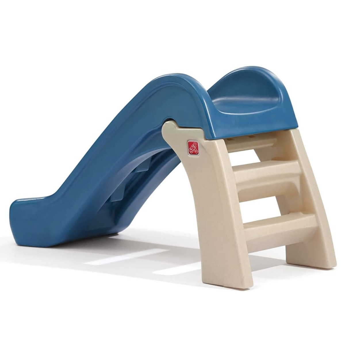 Eine blaue und beige Kunststoff-Kinderrutsche. Die Rutsche hat Treppen und einen gebogenen Rutschbereich. Das Step-Logo befindet sich an der Seite.
