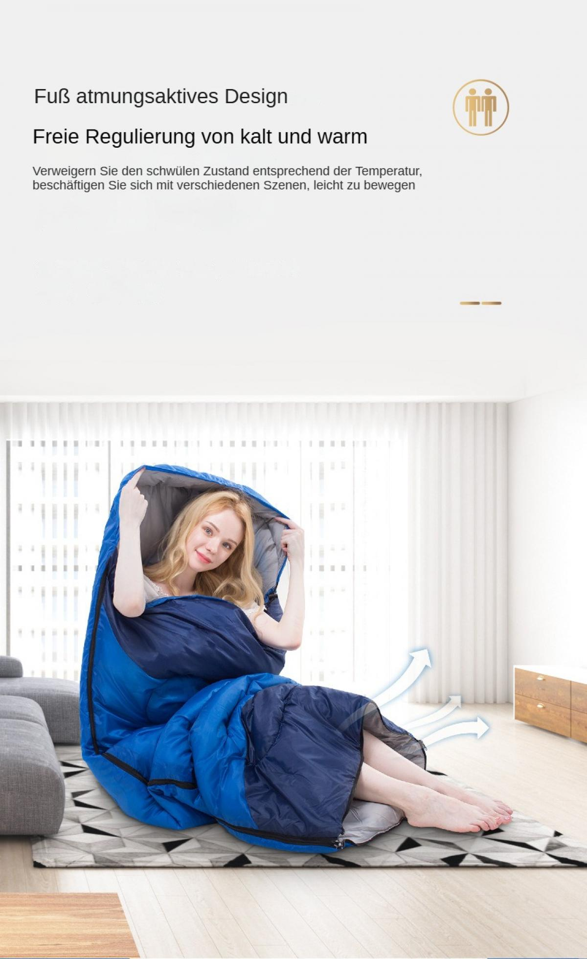 Eine Frau in einem blauen Schlafsack drinnen. Sie lächelt und hält den Schlafsack offen. Hintergrund: Sofa, Fenster, Teppich.