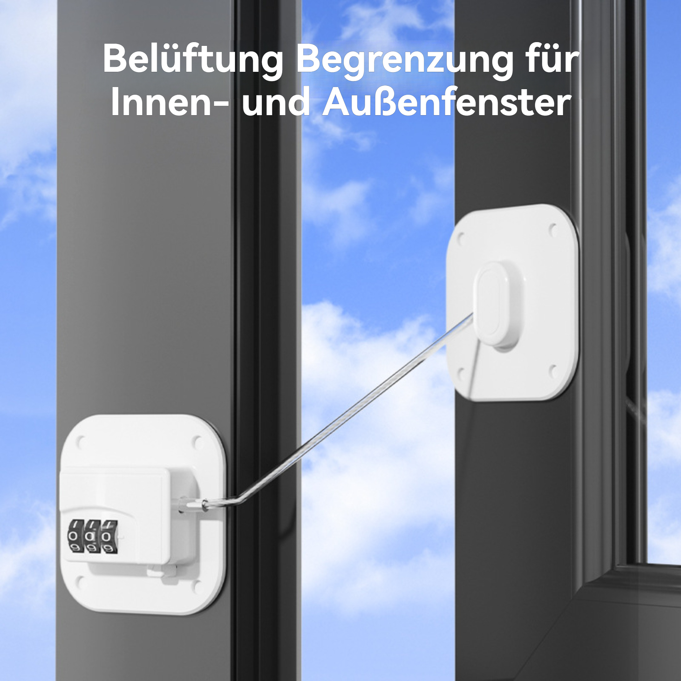 Ein weißer Fensterbegrenzer mit Zahlenschloss ist an einem Fensterrahmen befestigt. Der blaue Himmel ist im Hintergrund zu sehen.