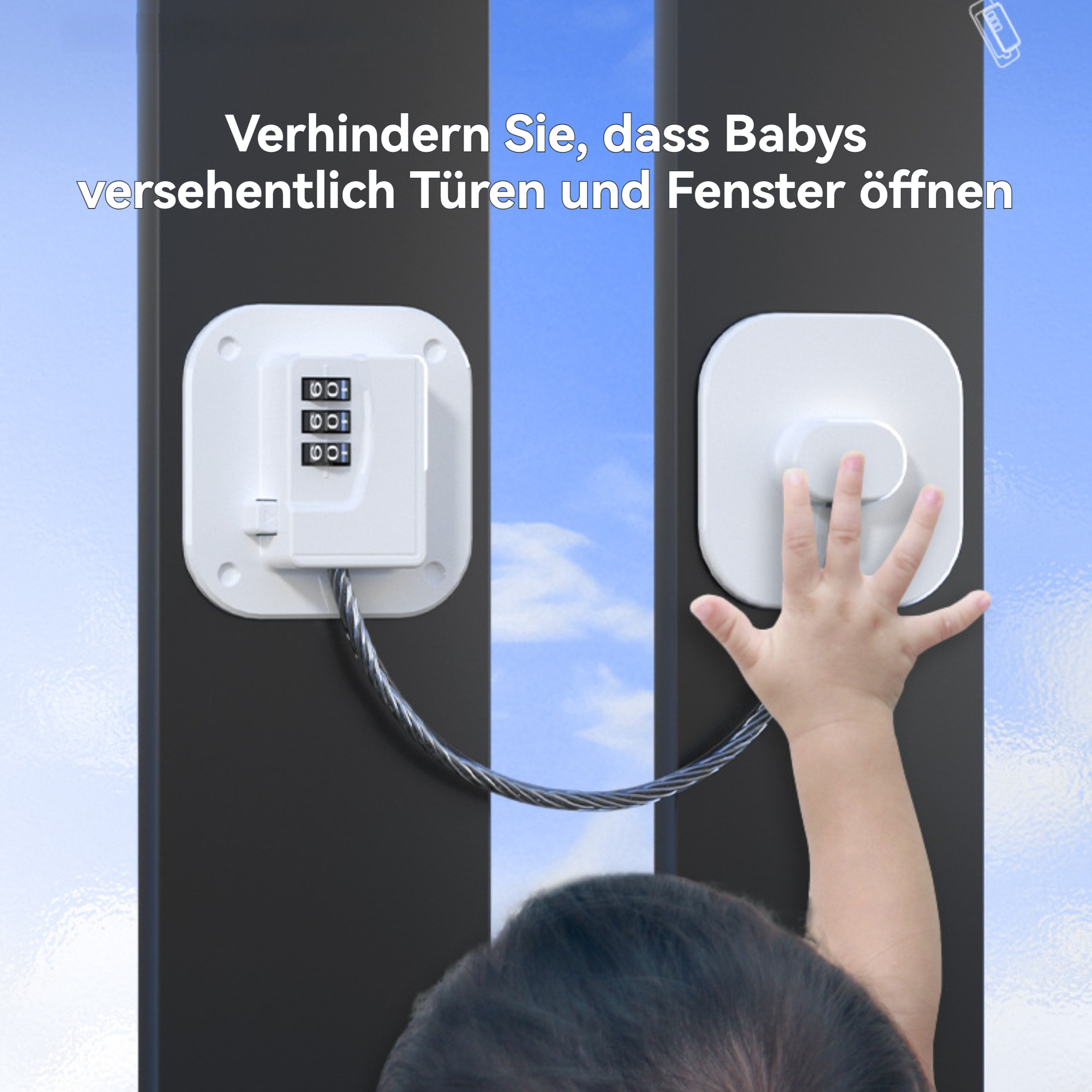 Ein Babyarm greift nach einem weißen Türschloss, das an einer schwarzen Tür befestigt ist. Das Schloss ist mit einem Metallkabel verbunden.
