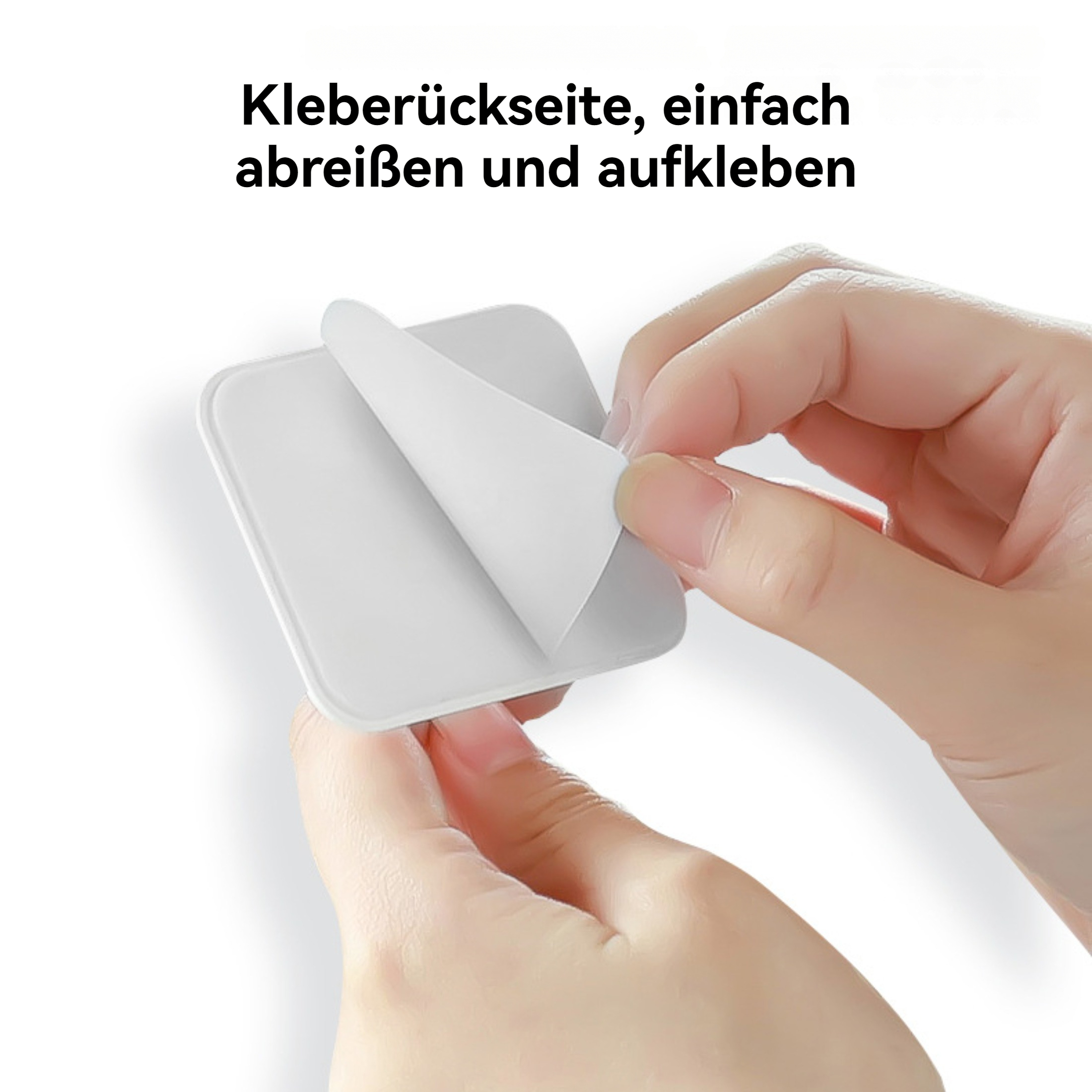 Eine Hand zieht einen weißen Klebeaufkleber ab, mit Text in Deutsch, vor weißem Hintergrund.