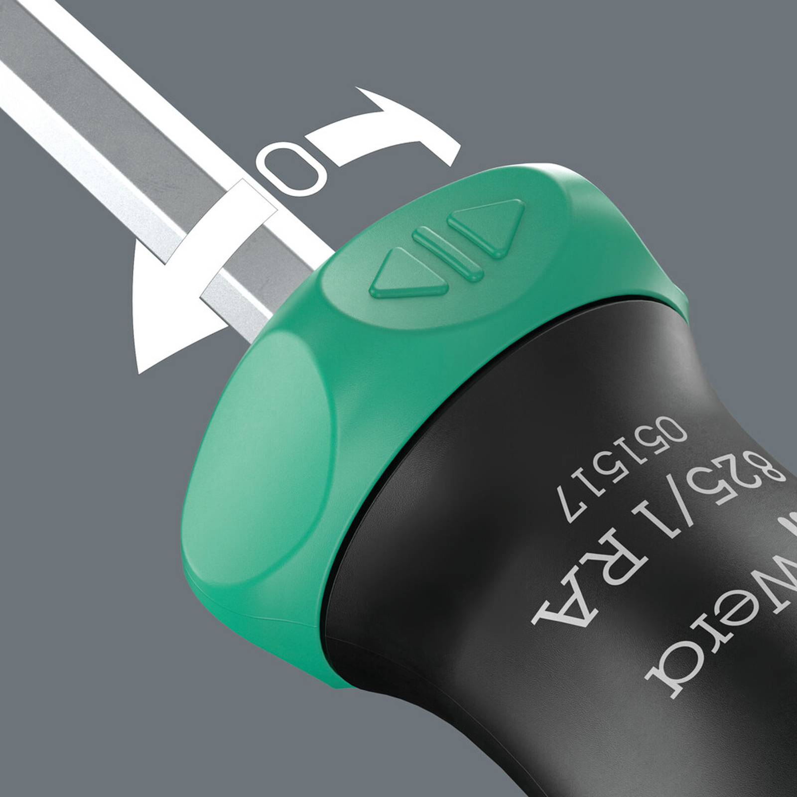 Zbliżenie zielono-czarnej rękojeści śrubokrętu z logo Wera. Strzałka wskazuje kierunek obrotu. Szare tło.