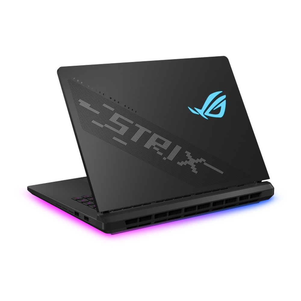 Laptop nero con logo ROG Strix sul retro. La tastiera è visibile. Il bordo inferiore ha una luce rosa e blu.