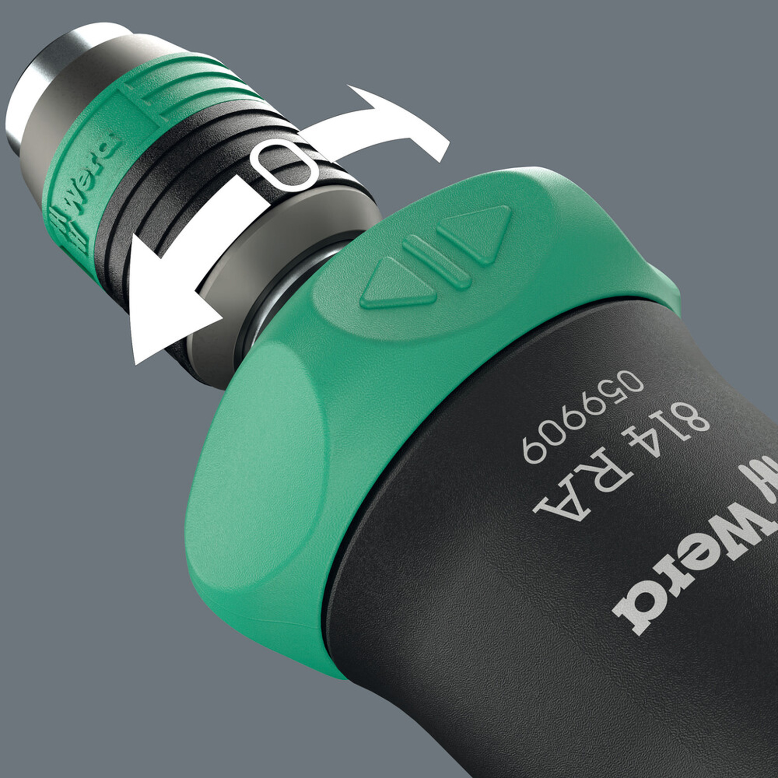 Primer plano de un destornillador Wera. Es negro y verde. Flechas blancas indican rotación. El número de modelo es visible.