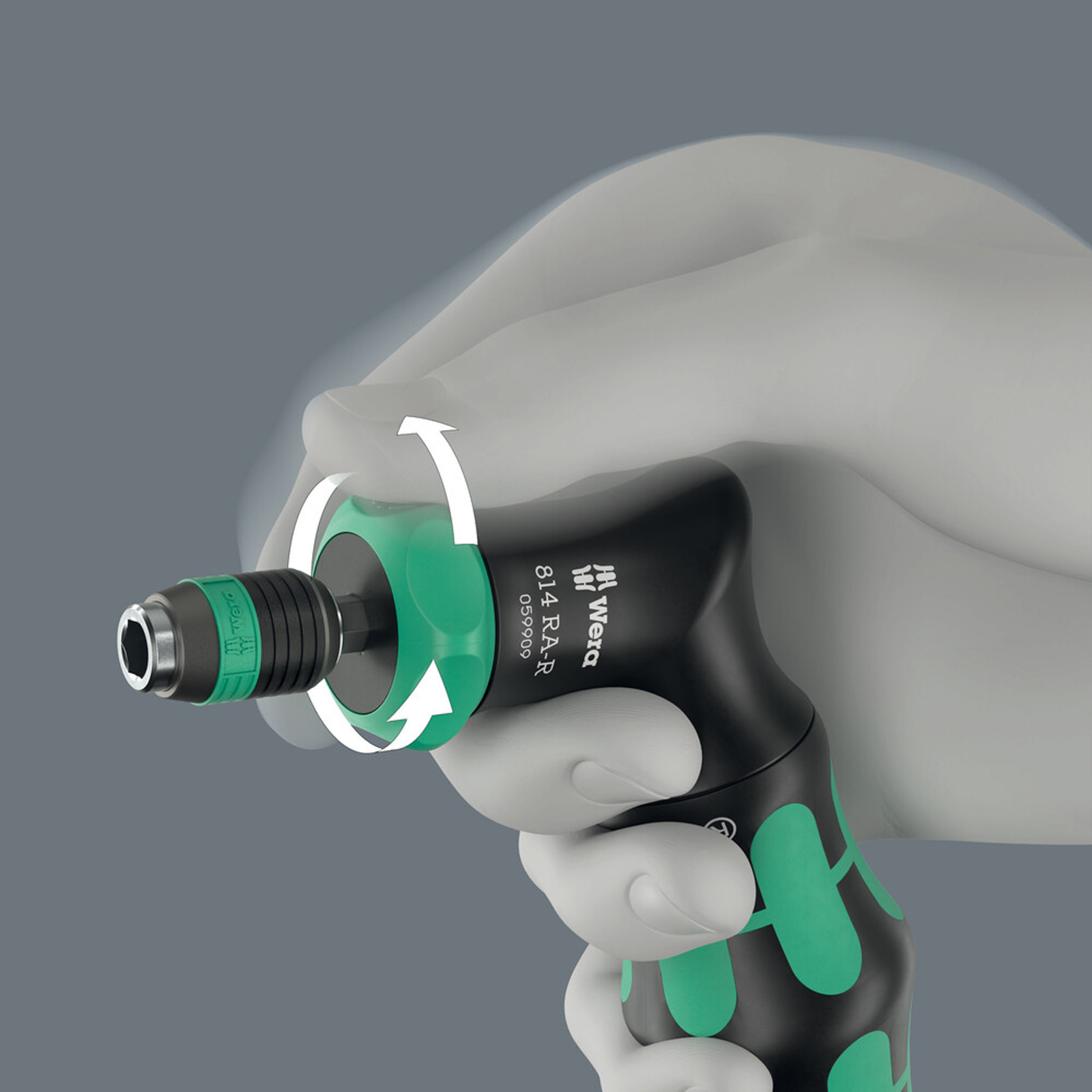 Una mano sostiene un destornillador Wera negro y verde. Las flechas indican la rotación. La herramienta está en uso.