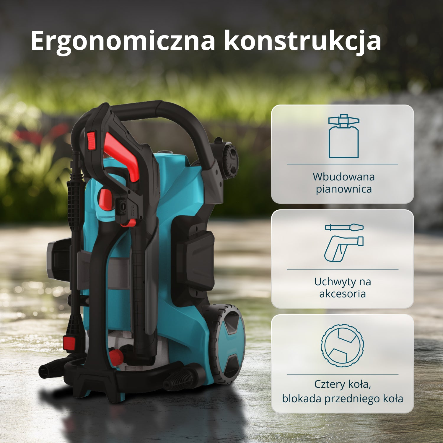 Ergonomiczna niebiesko-czarna myjka ciśnieniowa. Zawiera wbudowany spryskiwacz piany, uchwyty na akcesoria i cztery koła z blokadą przednich kół.