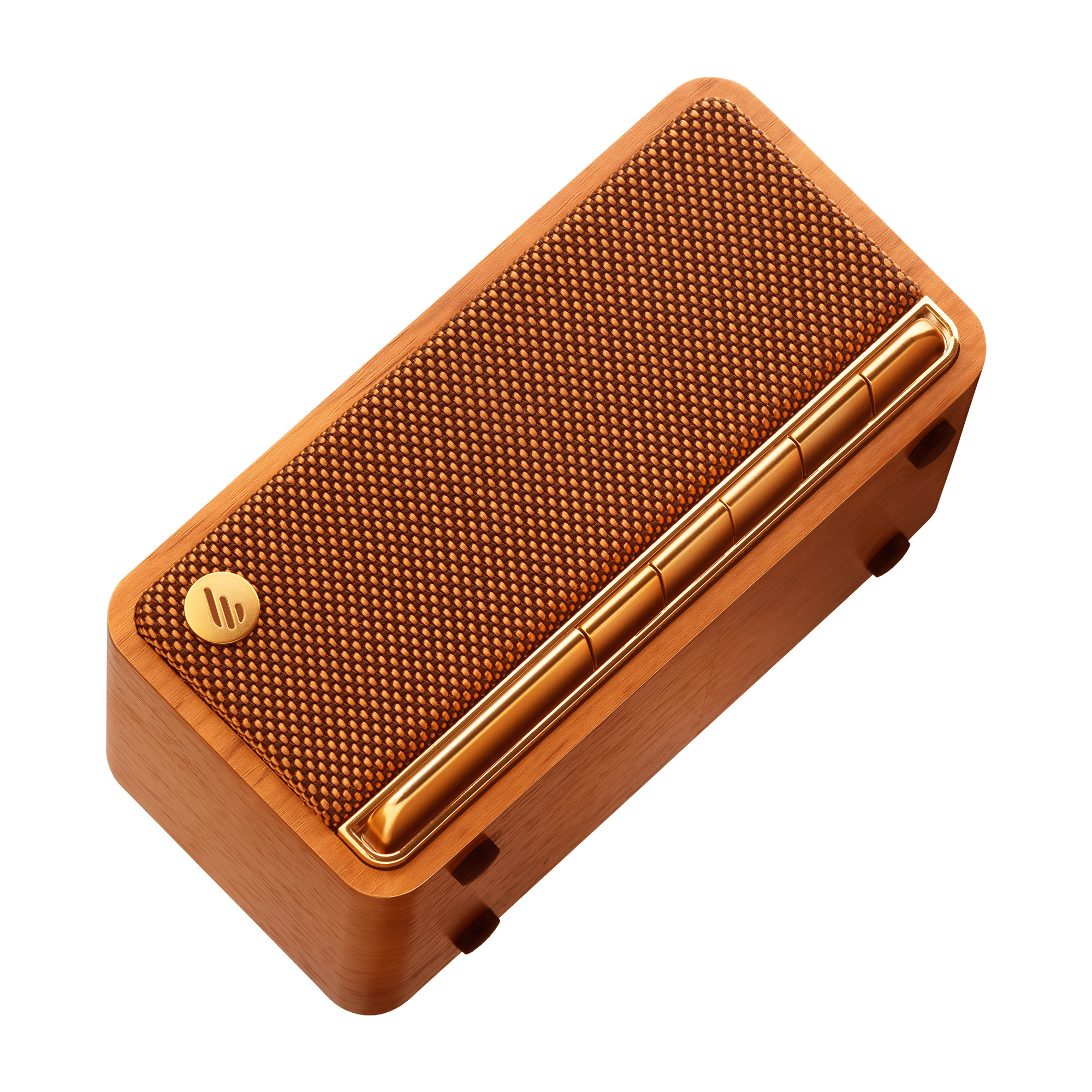 Drewniany głośnik z brązową tkaniną z przodu, złotymi akcentami i złotym logo. Głośnik jest na białym tle.