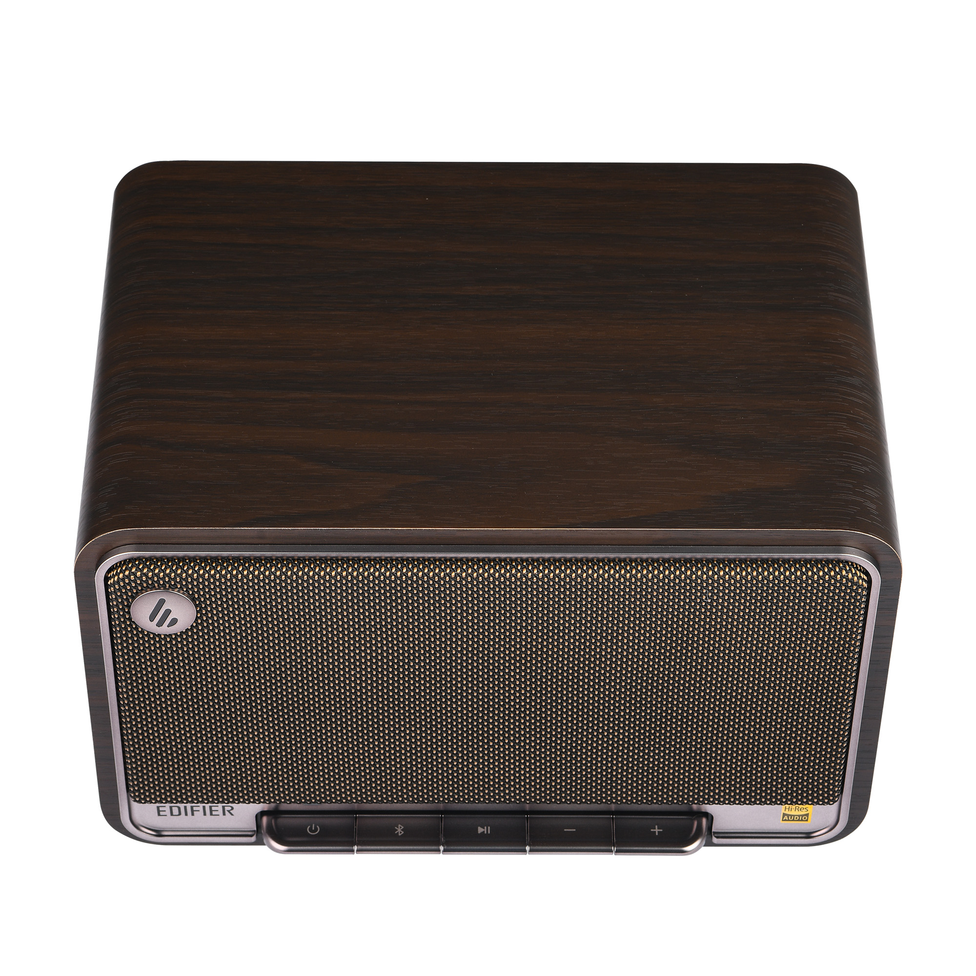 Prostokątny głośnik z drewna z siatkowym przodem. Posiada przyciski sterujące i logo. Góra to ciemne drewno.