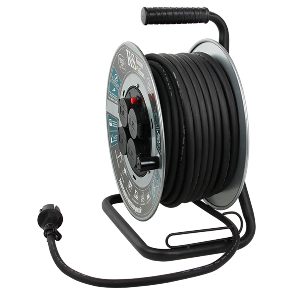 Schwarze Verlängerungskabeltrommel. Die Trommel ist schwarz mit Griff und Metallrahmen. Das Kabel ist aufgerollt.