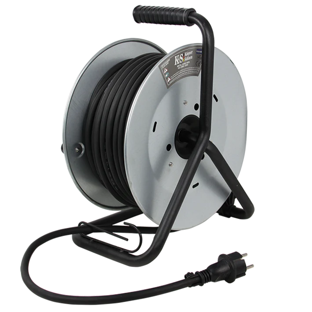 Eine schwarze Kabeltrommel mit schwarzem Griff und Rahmen. Das Kabel ist aufgerollt. Am Ende des Kabels befindet sich ein Stecker.