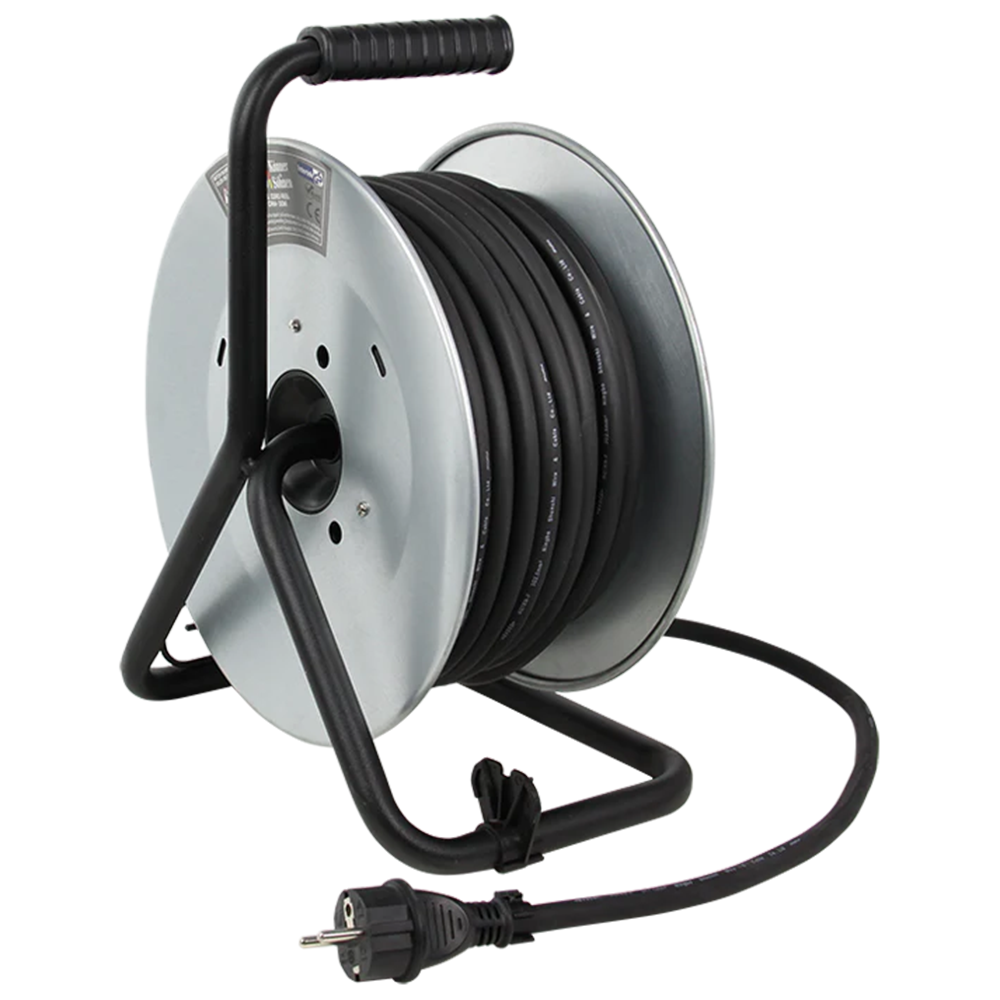 Schwarze Kabeltrommel mit schwarzem Griff. Das Kabel ist auf einer silbernen Rolle aufgerollt. Am Kabelende befindet sich ein Stecker.