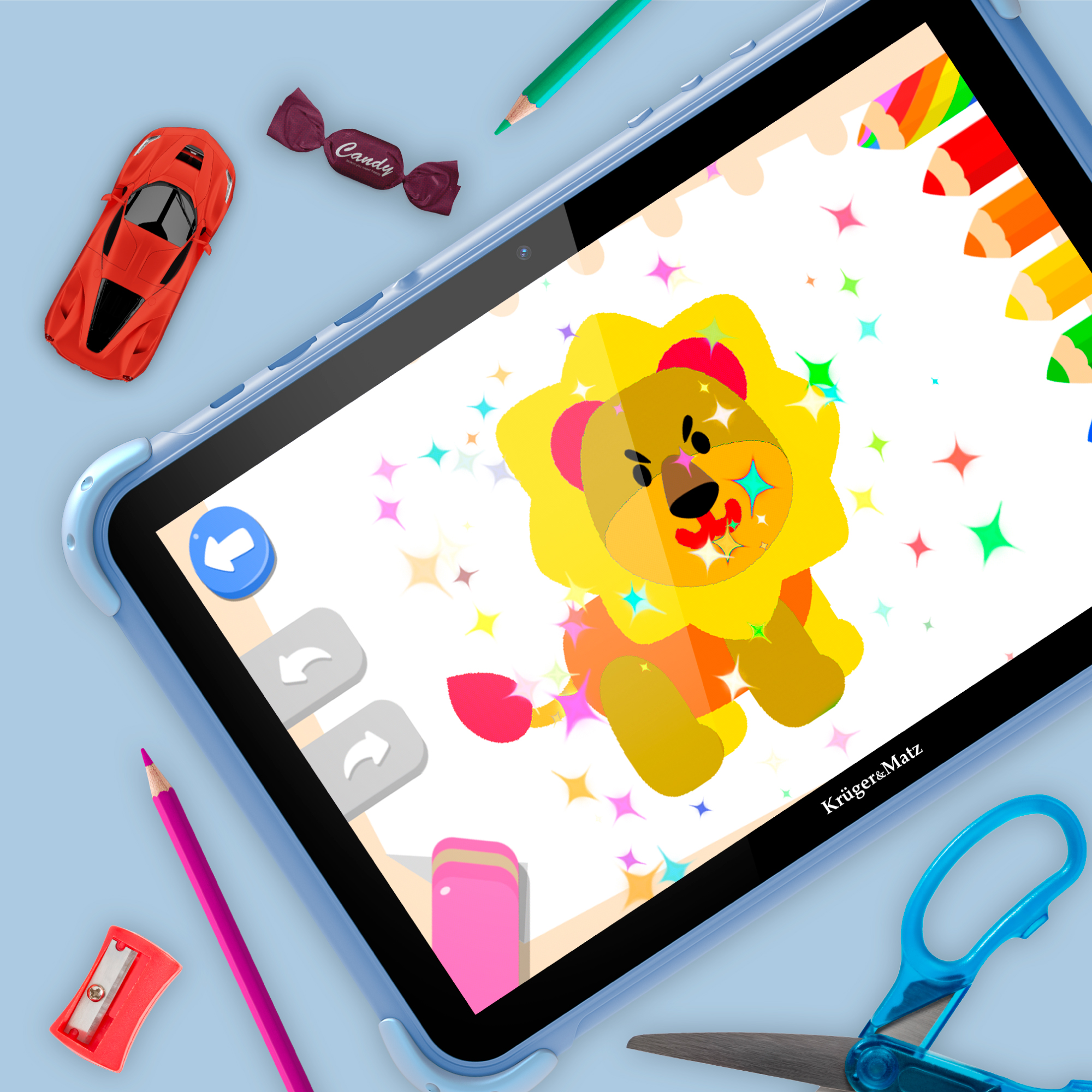 Tablet wyświetla kreskówkę z lwem. Kredki, nożyczki, temperówka, cukierki i zabawkowy samochód otaczają go na niebieskiej powierzchni.