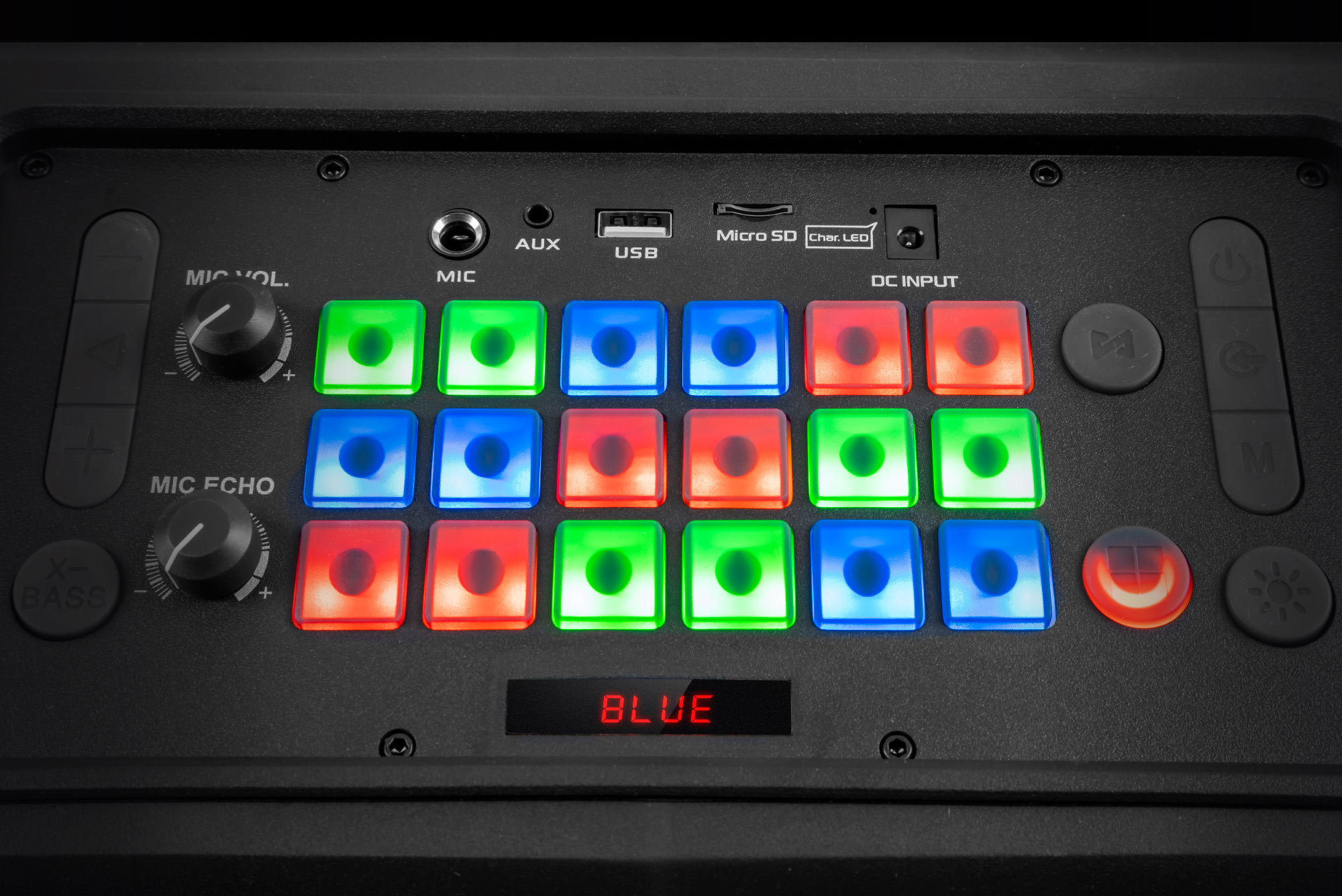 Zbliżenie czarnego urządzenia audio z przyciskami i elementami sterującymi. Kwadratowe, kolorowe podświetlane przyciski i cyfrowy wyświetlacz ze słowem 'BLUE'.