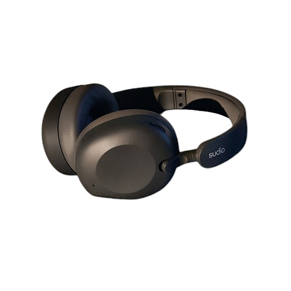 Casque audio noir circum-auriculaire sur fond blanc. La marque 'sudio' est visible sur l'arceau.