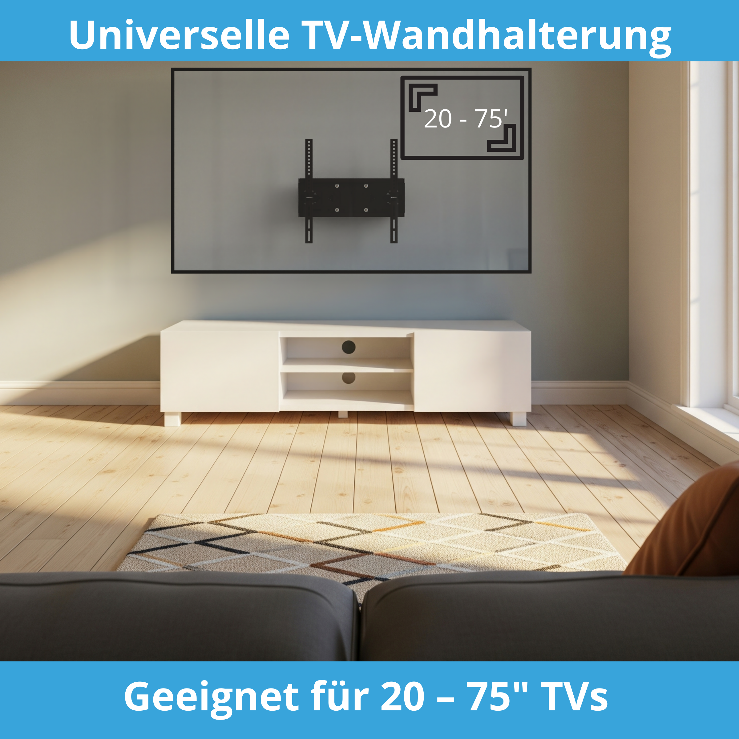 Eine TV-Wandhalterung wird an einer grauen Wand gezeigt. Darunter befindet sich ein weißer TV-Ständer mit einem Teppich auf dem Holzboden.