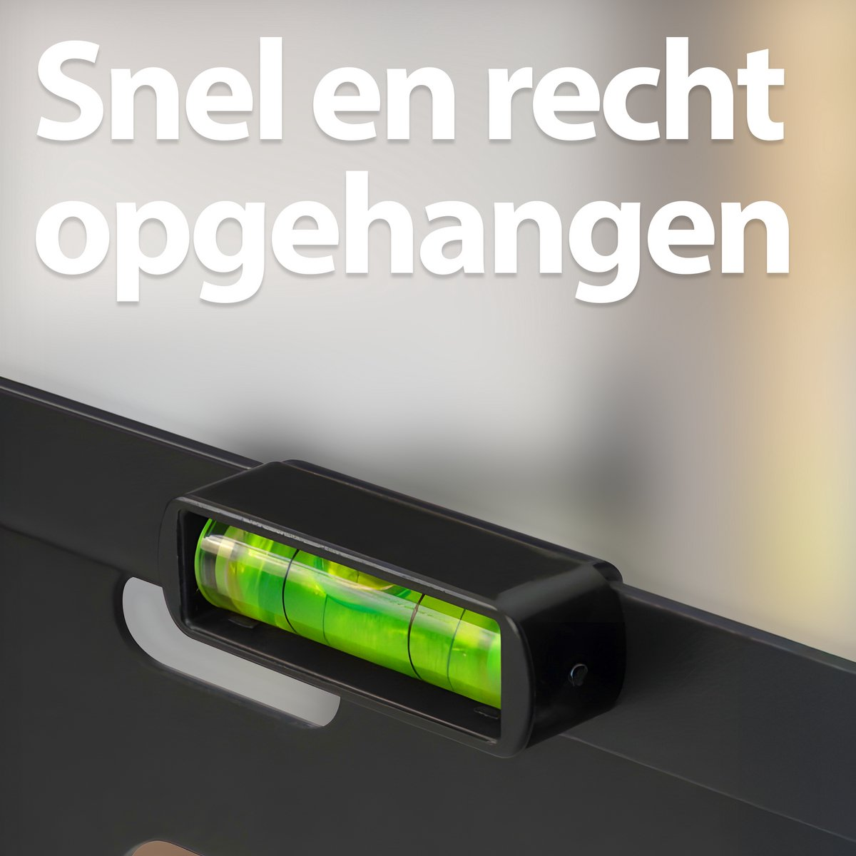 A black level tool shows a green bubble. White text above reads 'Snel en recht opgehangen'.