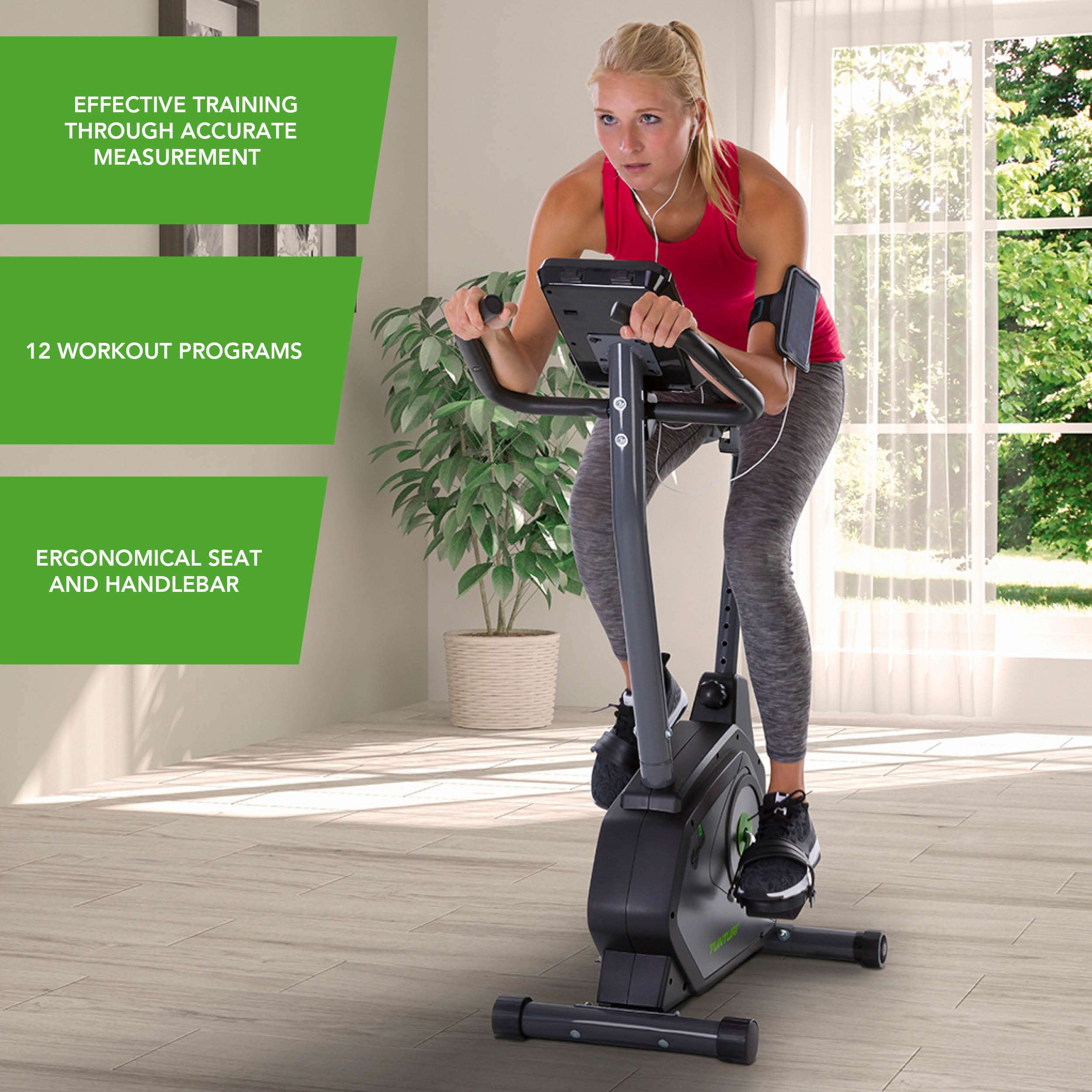 Vrouw op hometrainer. Ze draagt een rode top, grijze legging en oortelefoons. Groene tekstblokken benadrukken functies.
