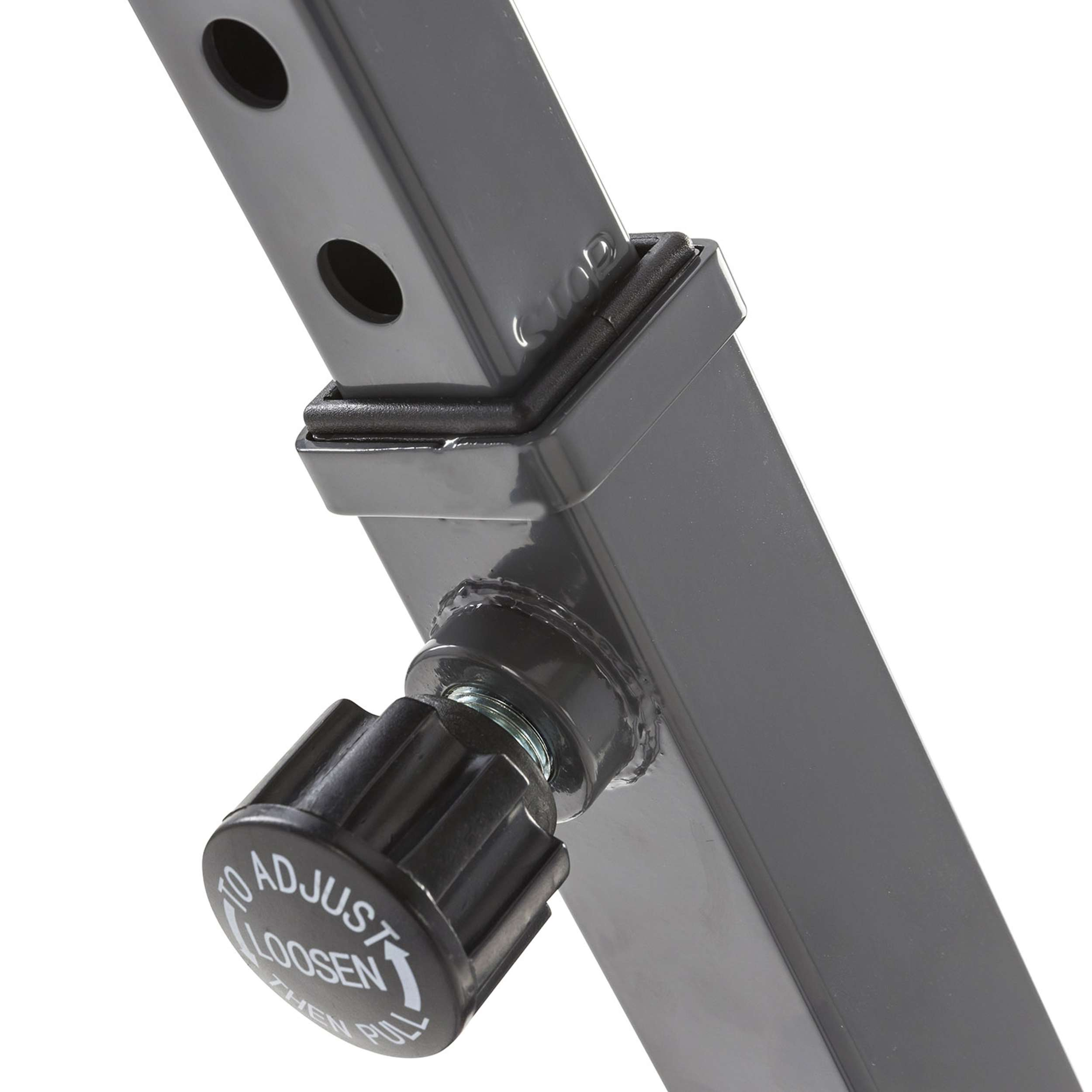 Close-up van een grijs metalen onderdeel met een zwarte knop met de tekst 'Adjust/Loosen'. Er zijn twee gaten zichtbaar.