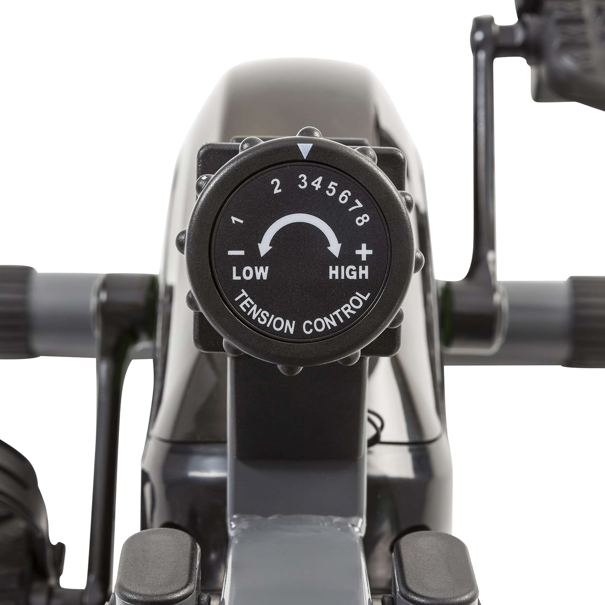 Close-up van de spanningsregelaar van een hometrainer, nummers 1-8, met labels 'laag' en 'hoog'. Zwart en grijs domineren.