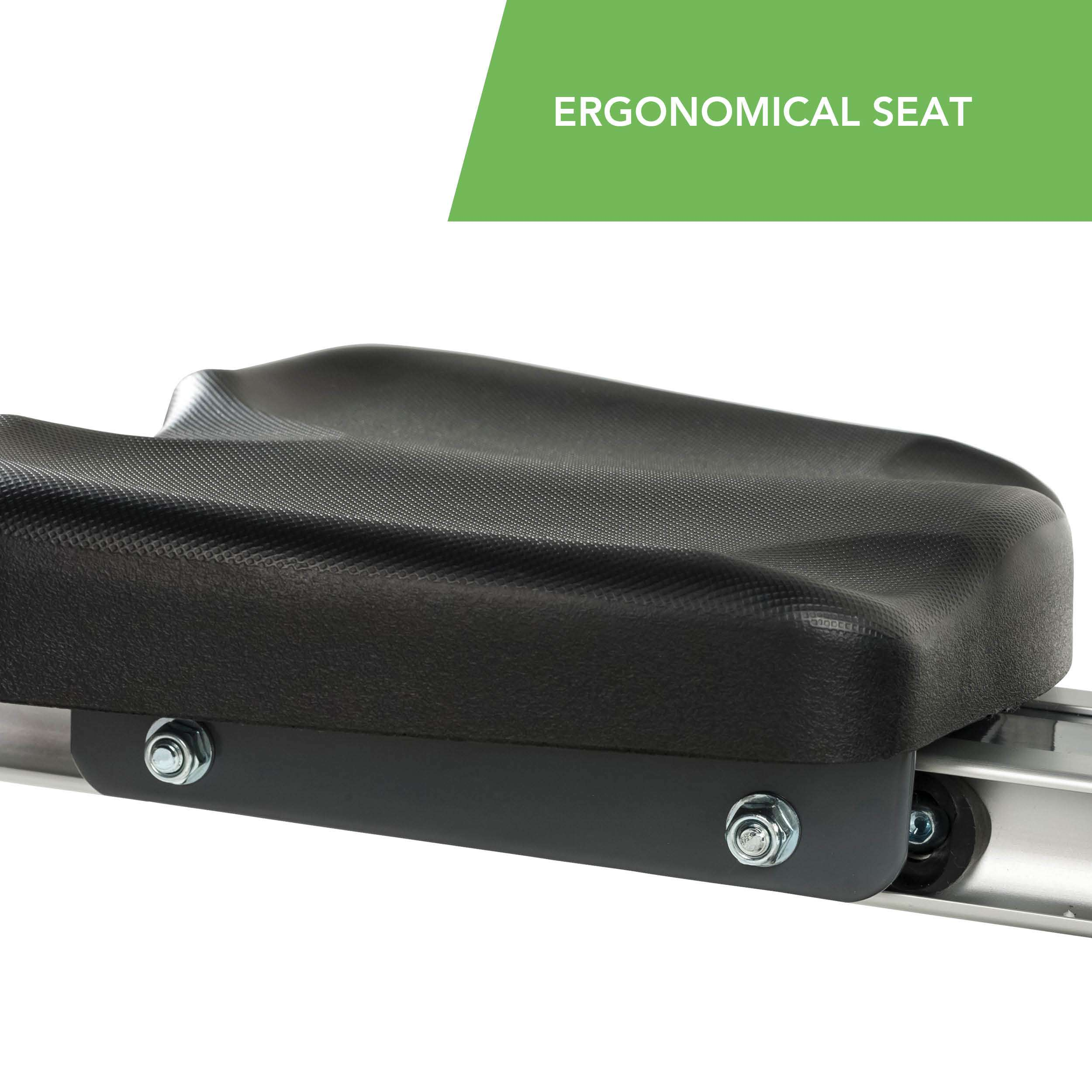 Close-up van een ergonomische zwarte zitting. De zitting is gemonteerd op een metalen frame met zichtbare schroeven.