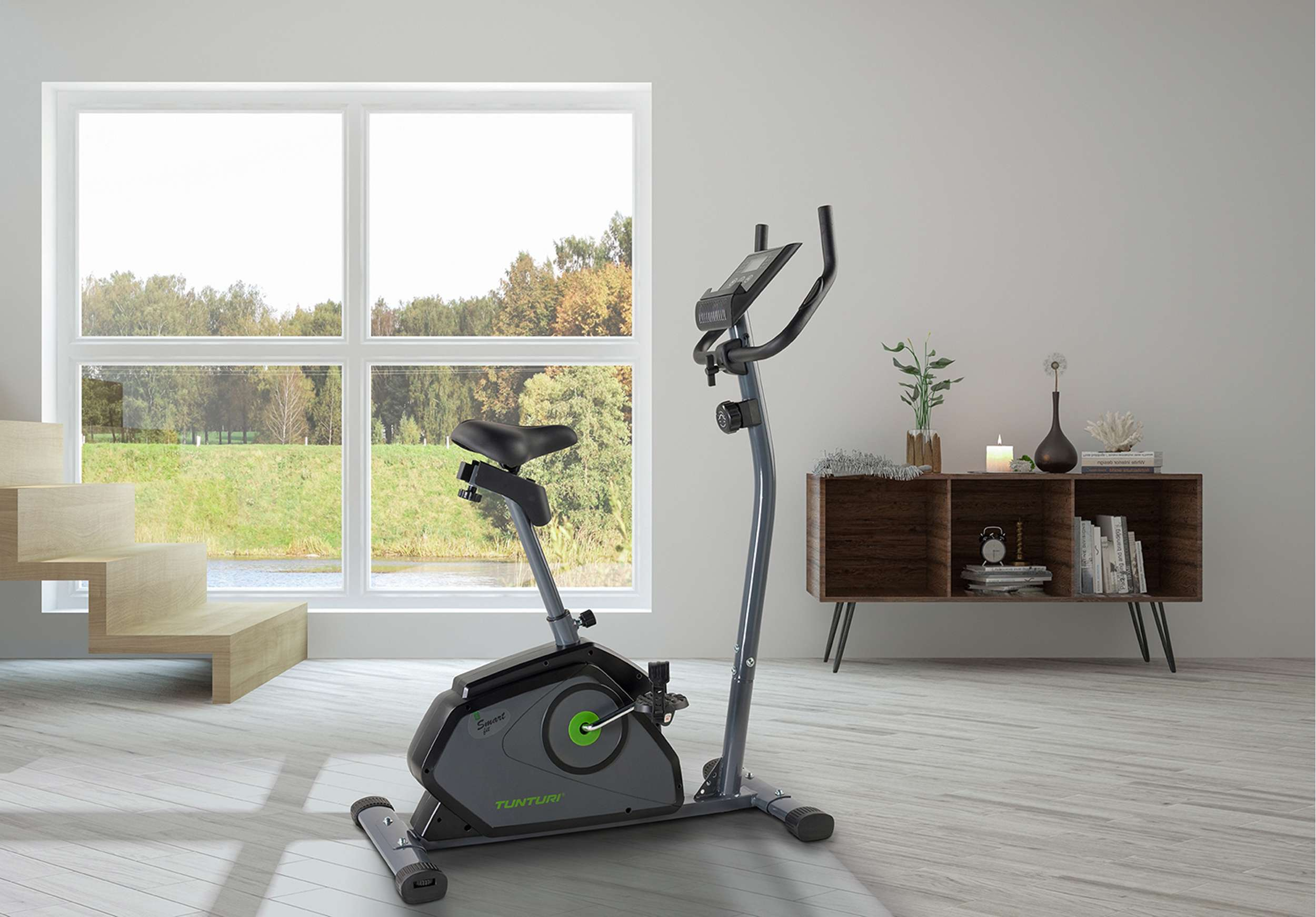 Een hometrainer staat in een kamer met een raam. Een kast met boeken en decoratie op de achtergrond.