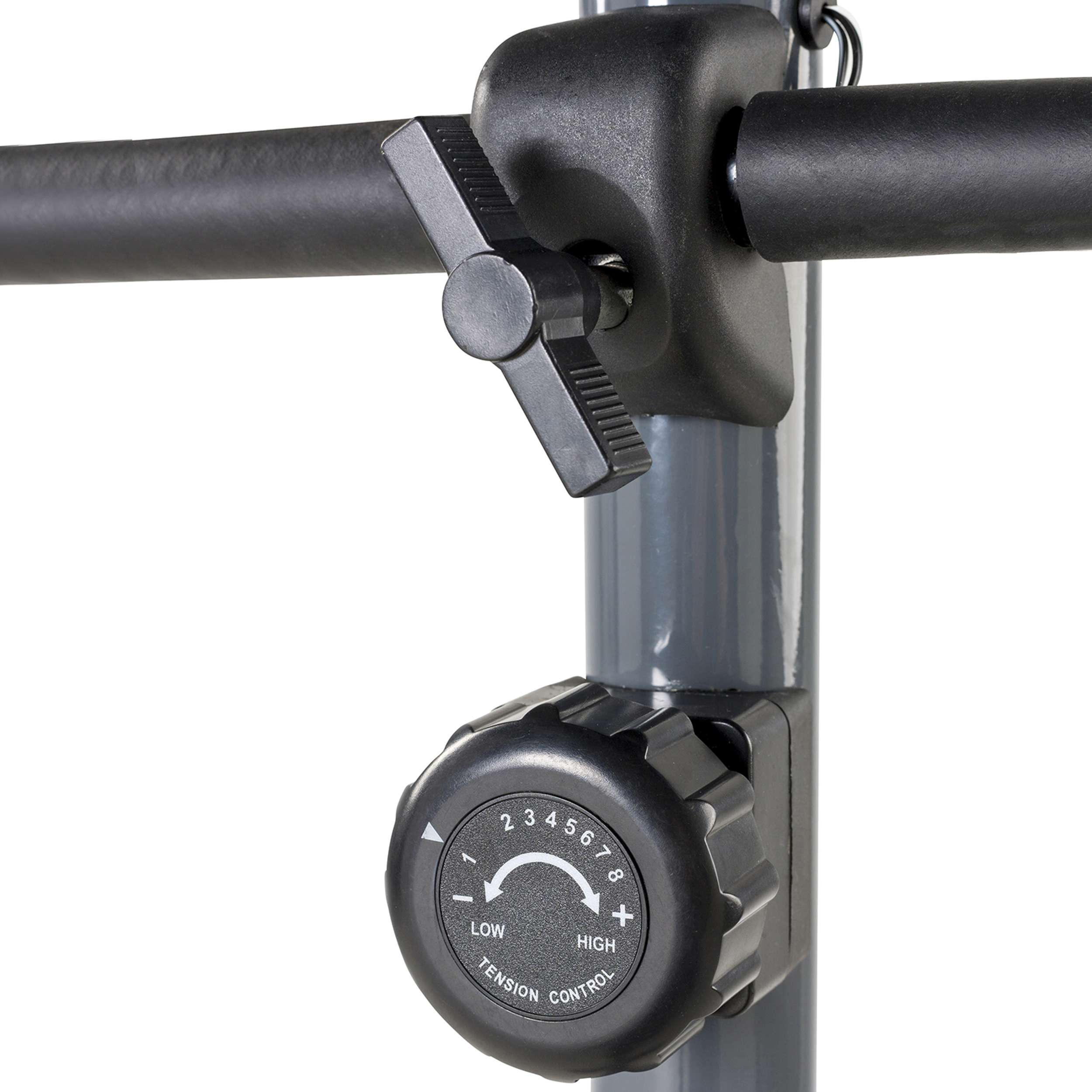 Close-up van afstelmechanismen van fitnessapparatuur. Een zwarte knop regelt spanning, gelabeld van Laag naar Hoog.