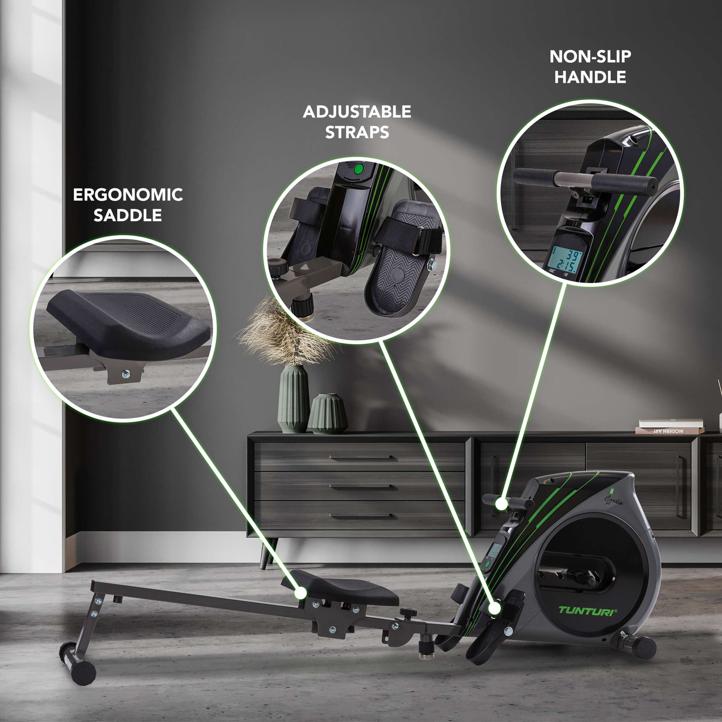 Roeimachine met ergonomisch zadel, verstelbare banden en antislip handvat. Moderne inrichting met kast op de achtergrond.