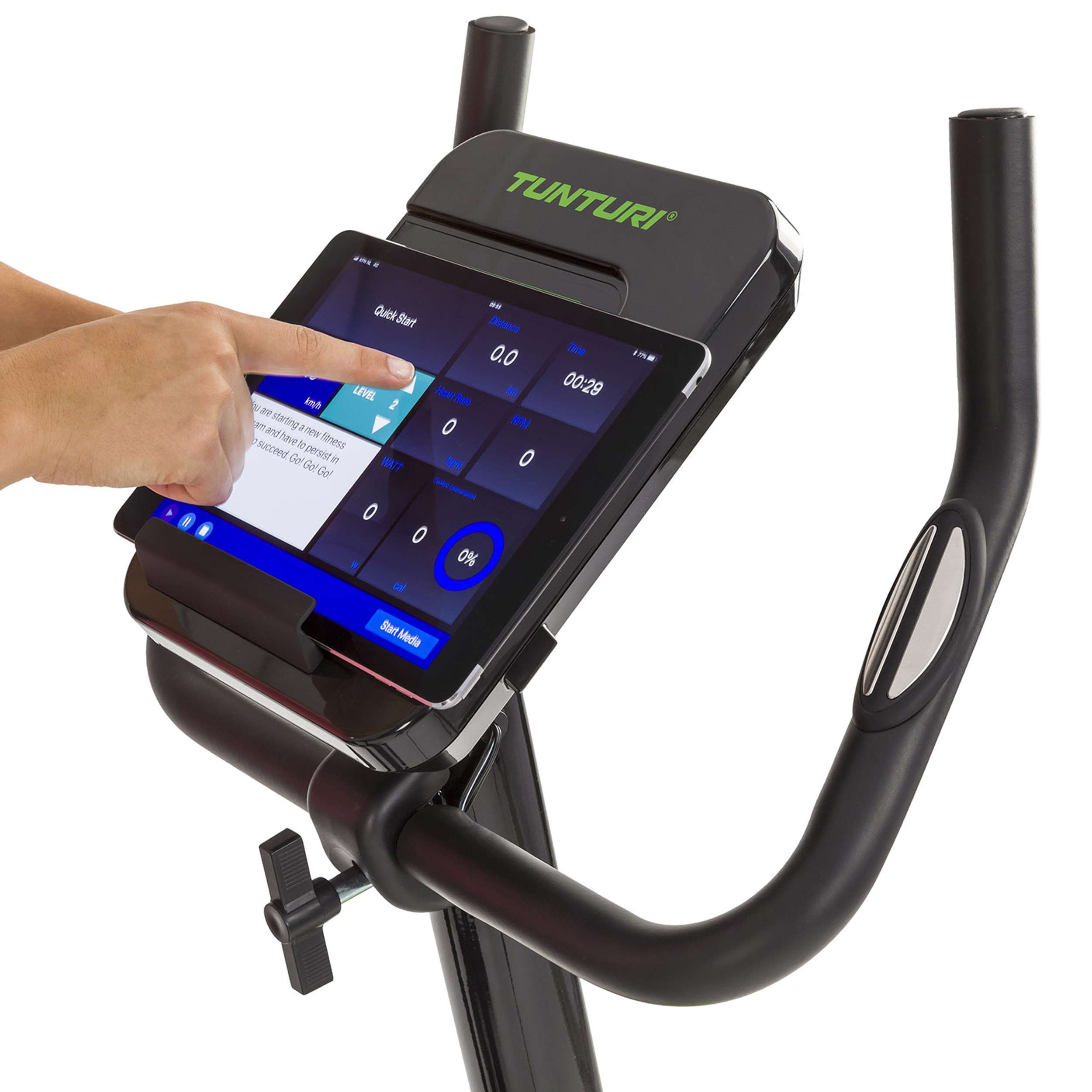 Een vinger raakt een tablet op een hometrainer aan. Het scherm toont trainingsgegevens en bedieningselementen.