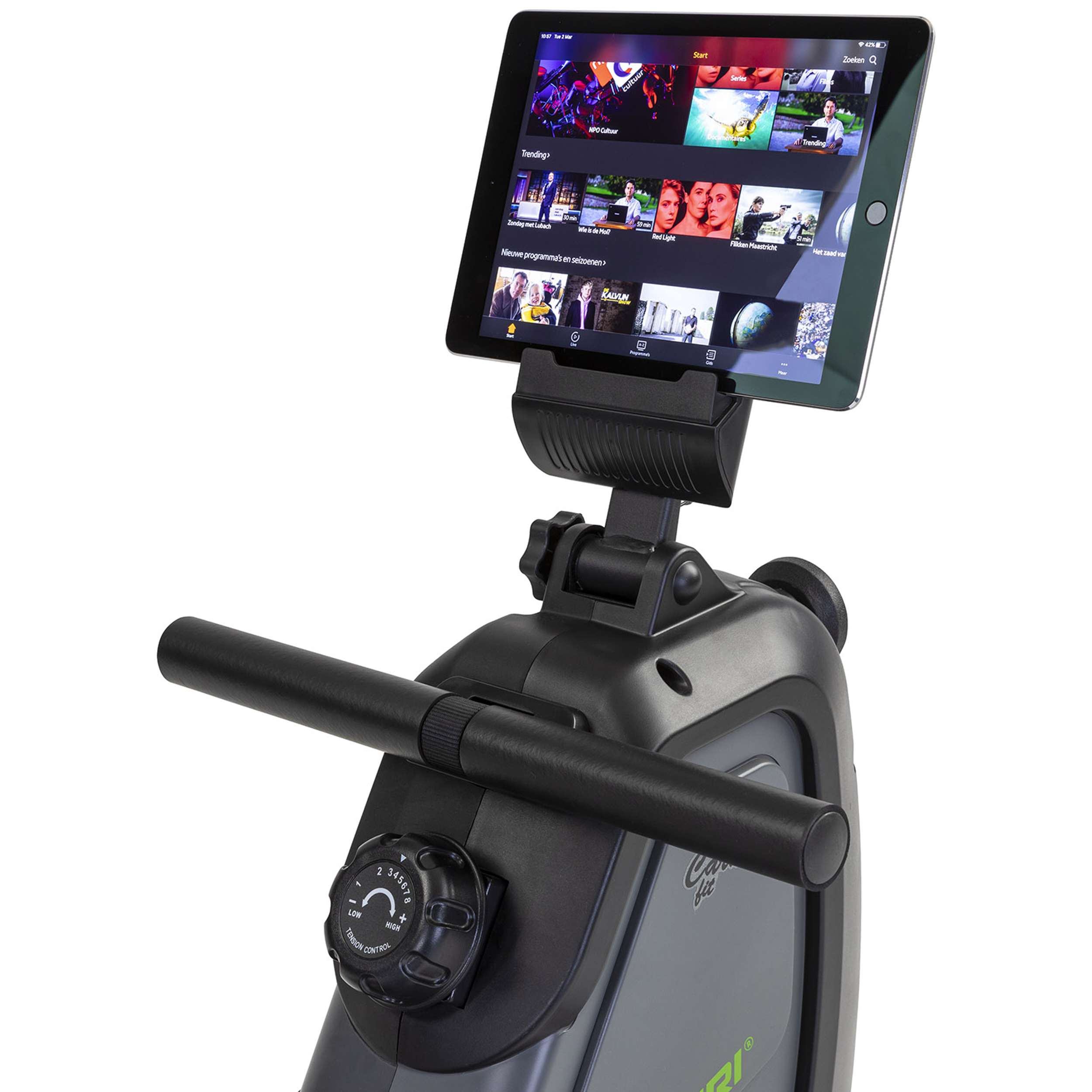 Een roeimachine met een iPad met video's. De machine is zwart en grijs.