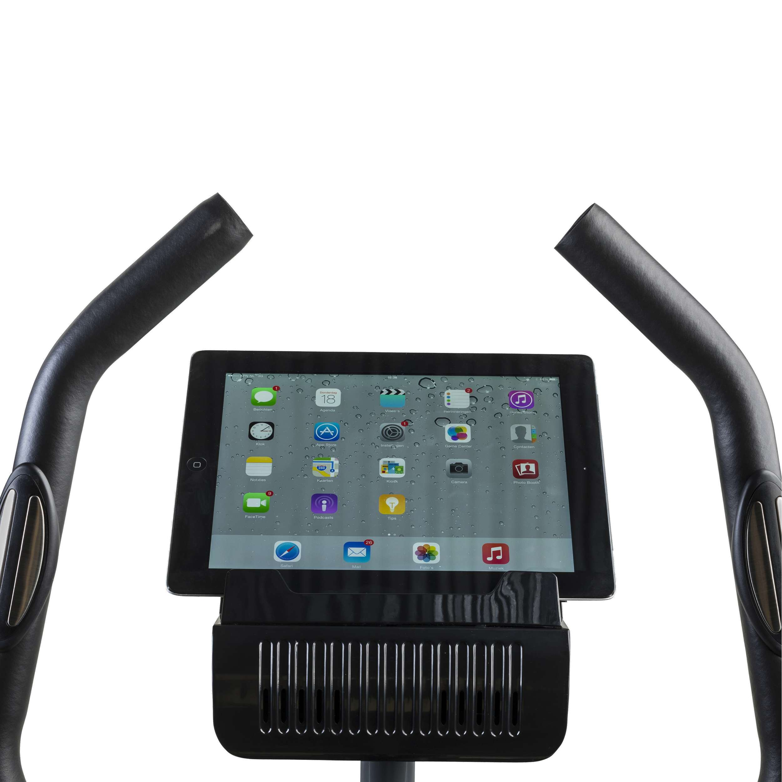 Een iPad toont app-iconen. Zwarte handvatten omlijsten het scherm. Het apparaat staat op een zwarte basis met verticale lijnen.
