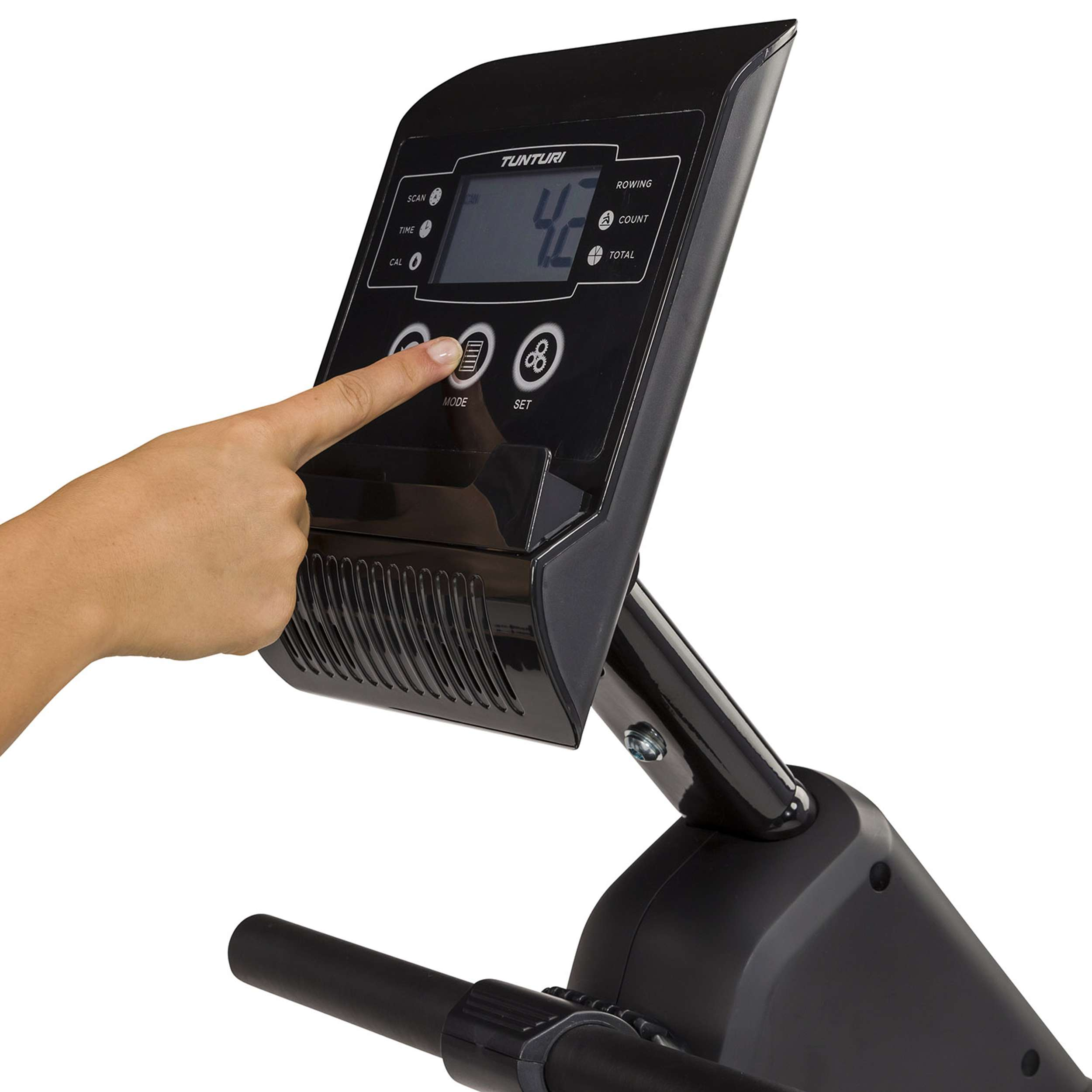 Een hand drukt op een knop op het display van een Tunturi roeimachine. Het display toont getallen en de machine is zwart.