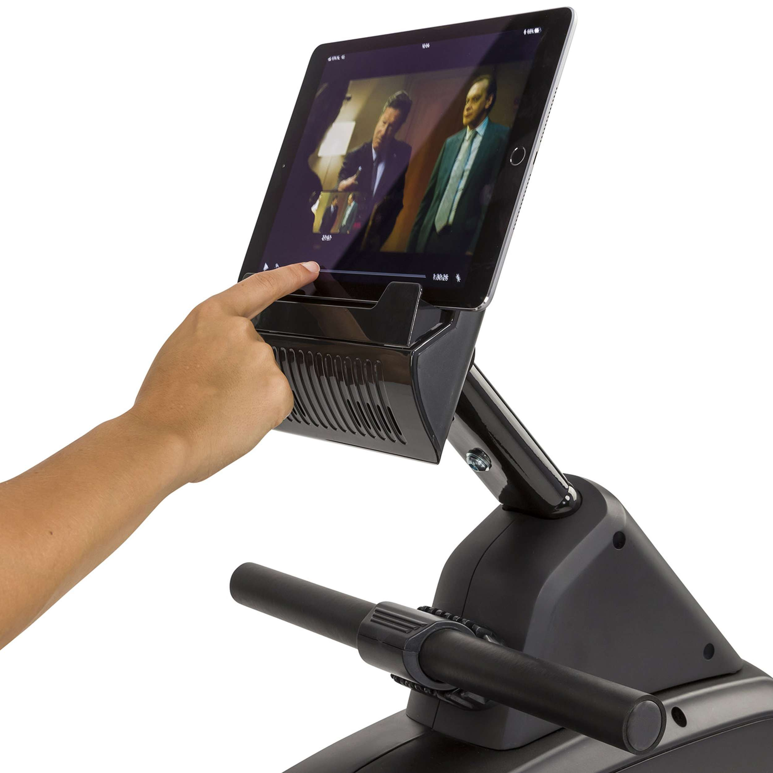 Een hand raakt een tablet aan dat een video afspeelt op een zwart trainingsapparaat. De tablet is naar de gebruiker gekanteld.