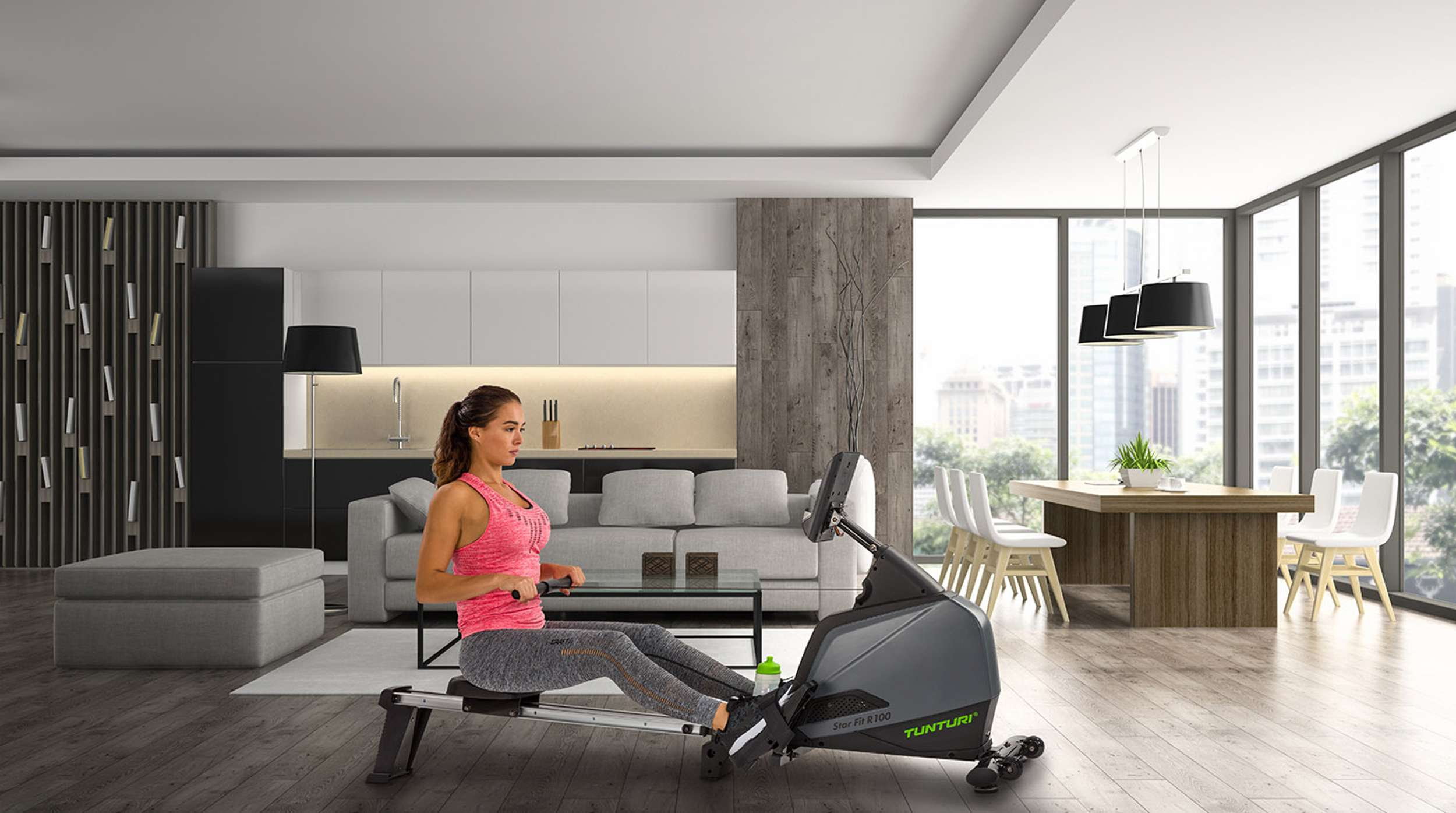 Vrouw roeit op een Tunturi Star Fit R100 machine in een moderne woonkamer. Achtergrond: keuken, bank, eethoek met uitzicht op de stad.