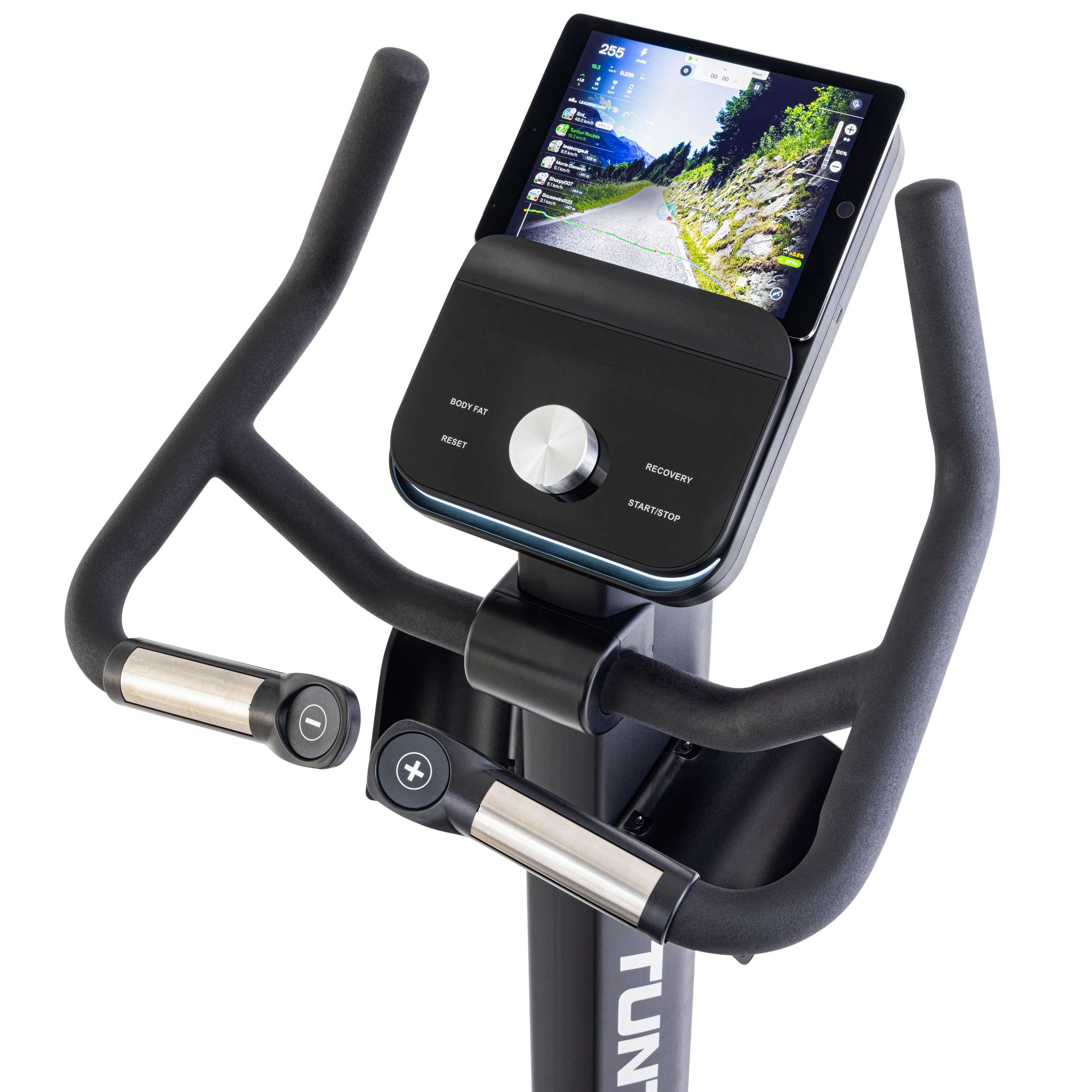 Stationaire hometrainer met een tablet waarop een weg wordt weergegeven. Het heeft een zwart frame, bediening en handvatten.