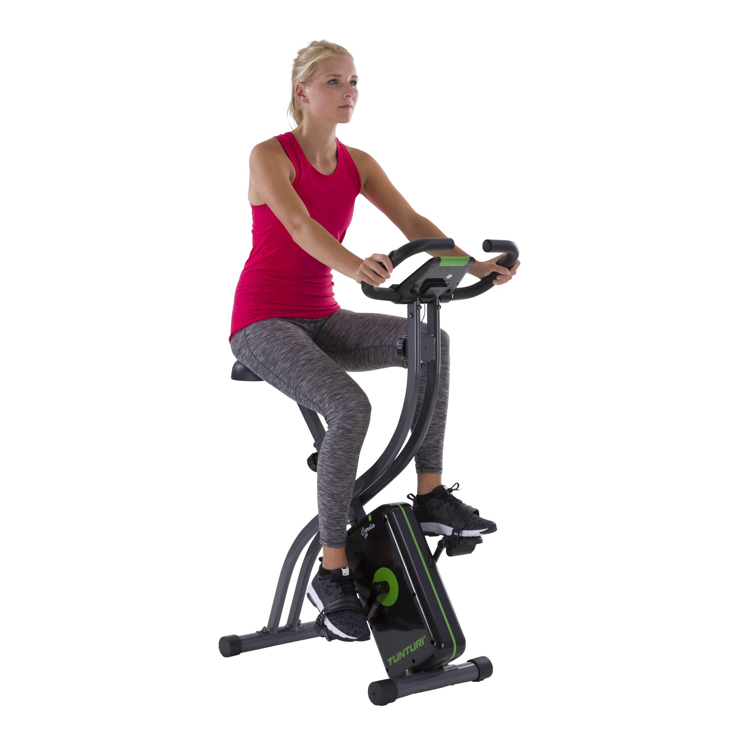 Een vrouw in een rode top traint op een hometrainer. De fiets is zwart en grijs. Witte achtergrond.
