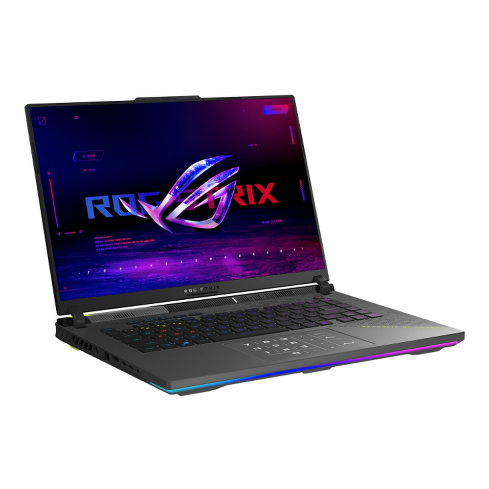 Un laptop ROG Strix nero è aperto. Lo schermo mostra un logo con sfumature blu e viola. La tastiera è visibile e i bordi sono illuminati.
