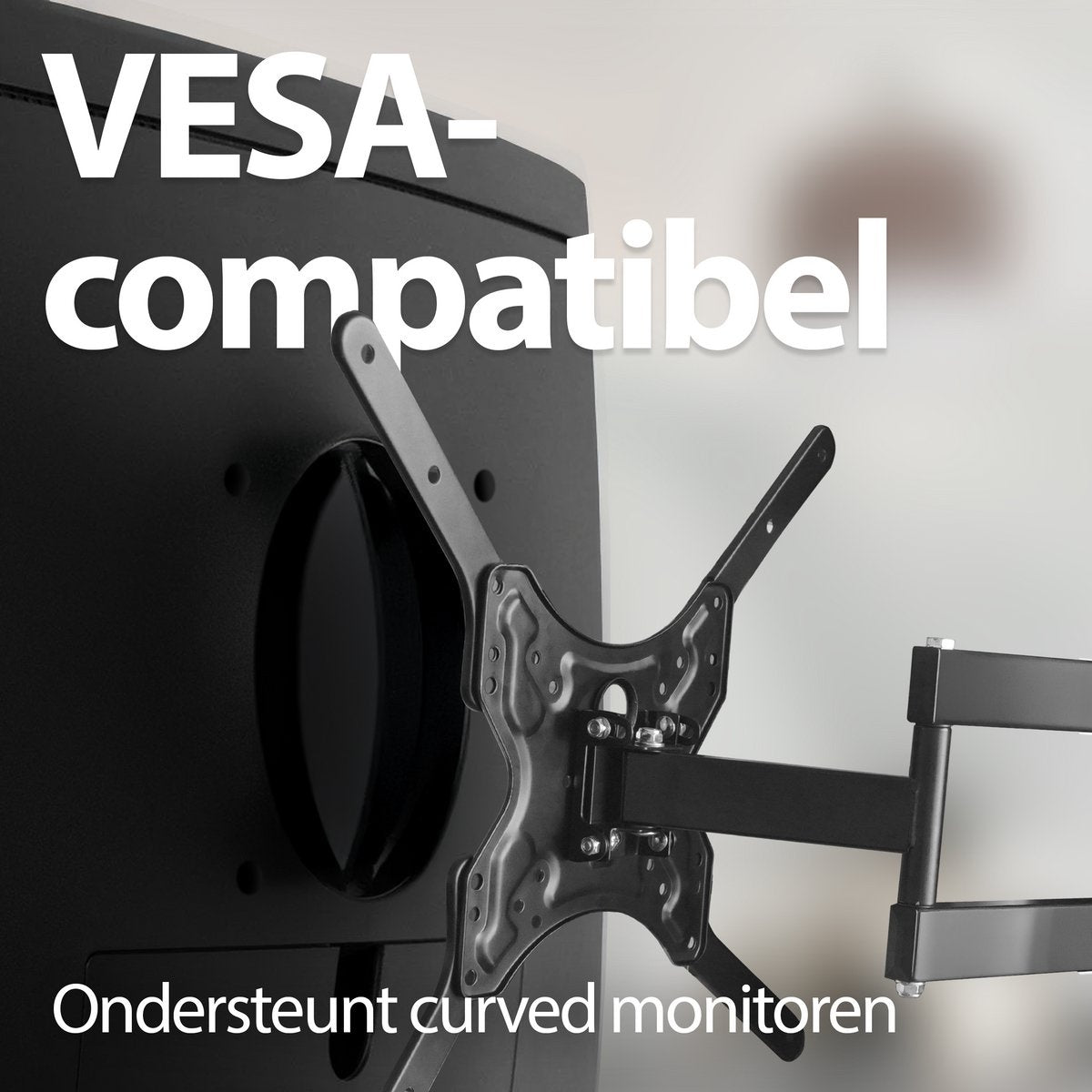 Een zwarte tv-beugel met VESA-compatibele tekst. Ondersteunt gebogen monitoren. De beugel staat tegen een witte muur en de tv.