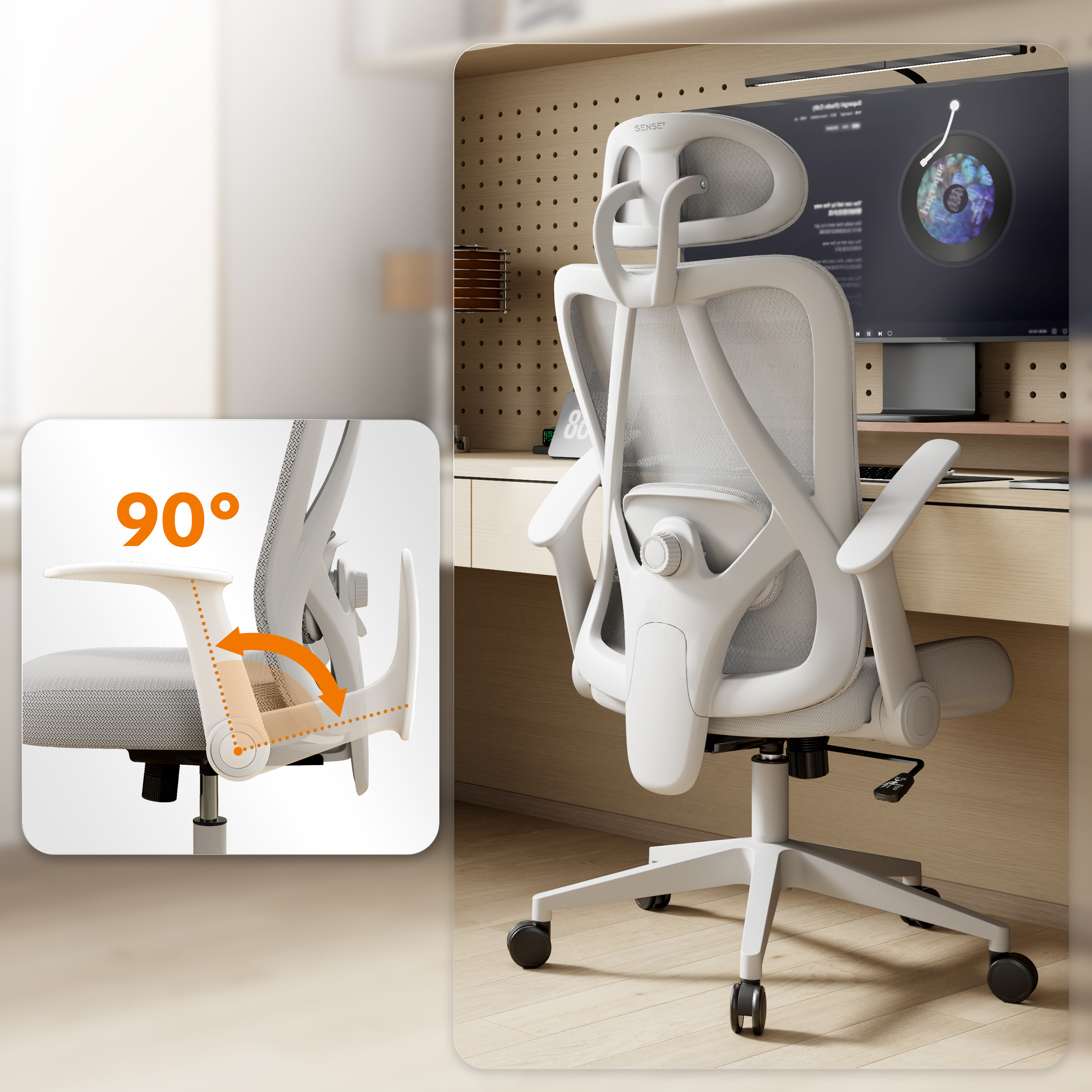 Sedia da ufficio ergonomica bianca. Mostra la regolazione del bracciolo a 90 gradi. Sfondo: scrivania con monitor, pannello forato e lampada.